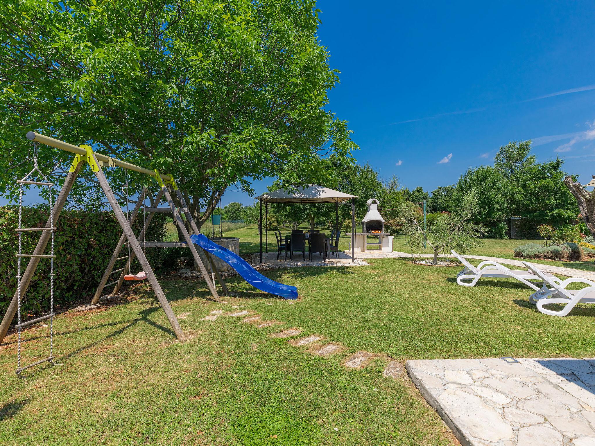 Photo 18 - Maison de 5 chambres à Buje avec piscine privée et jardin