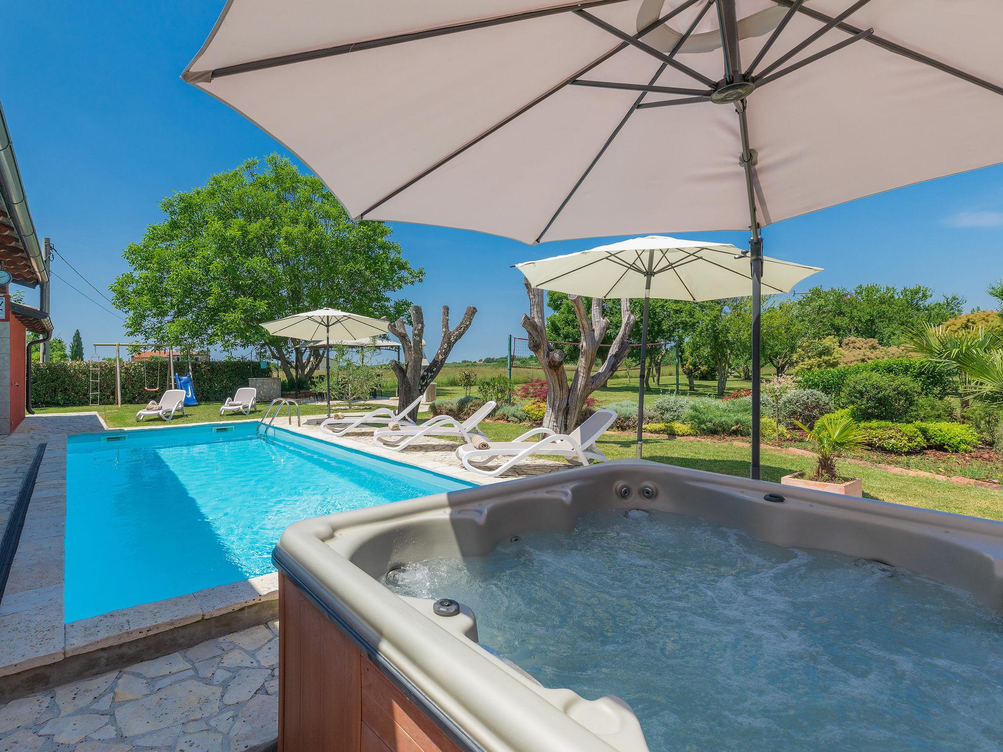 Photo 1 - Maison de 5 chambres à Buje avec piscine privée et jardin