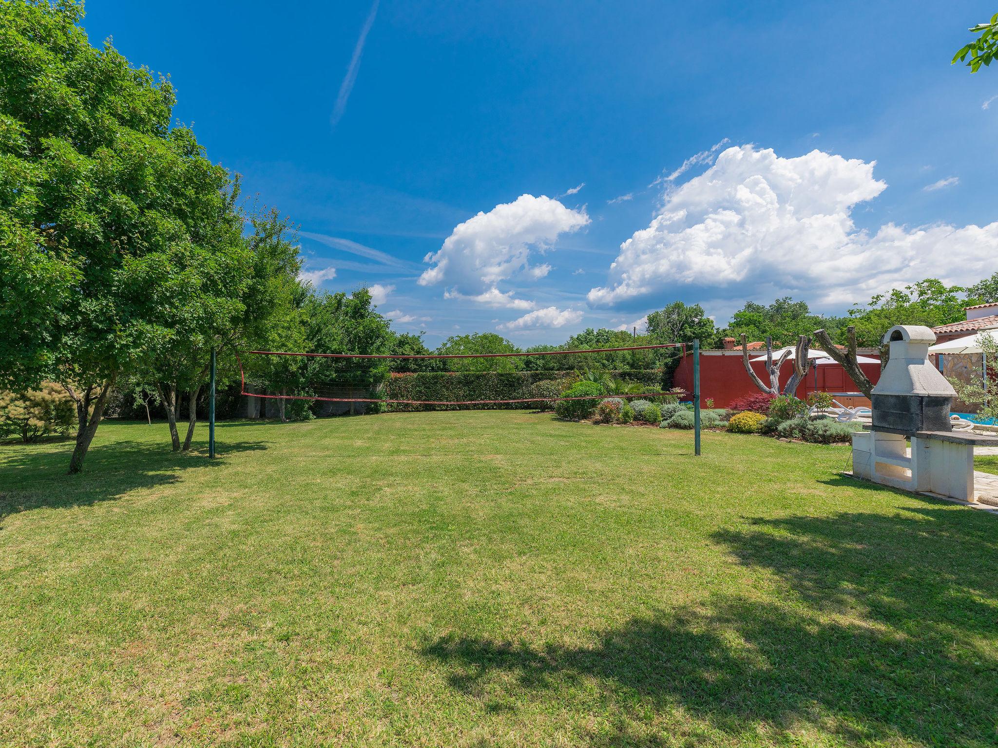 Foto 45 - Casa con 5 camere da letto a Buje con piscina privata e giardino