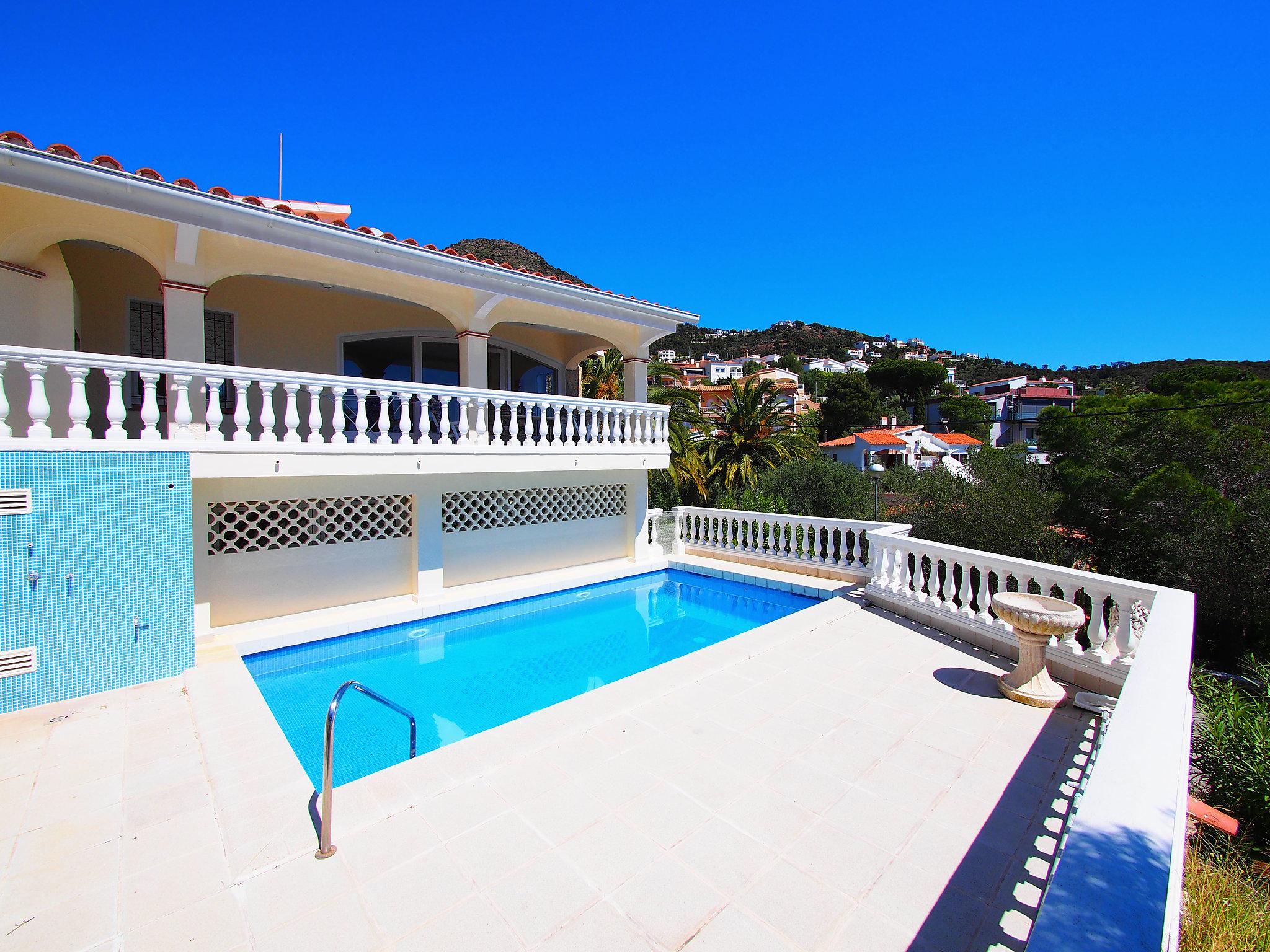 Photo 1 - Maison de 4 chambres à Roses avec piscine privée et vues à la mer