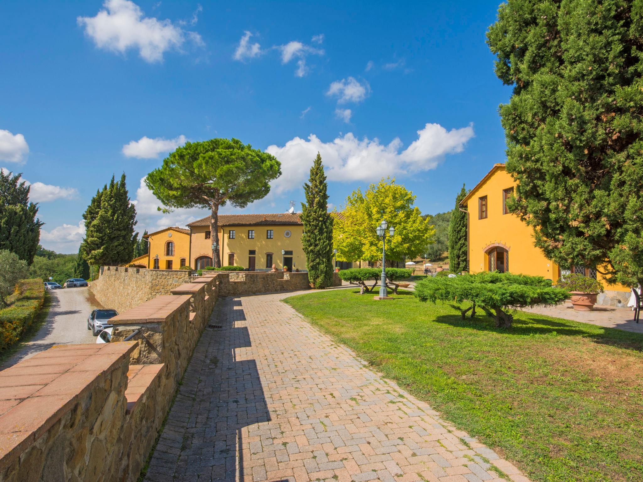 Foto 6 - Appartamento con 1 camera da letto a Capraia e Limite con piscina e giardino