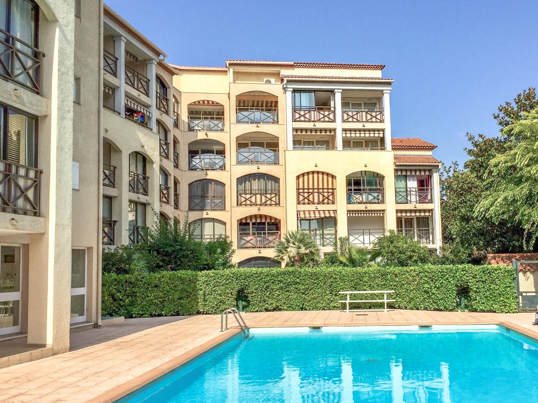 Photo 1 - Apartment in Sainte-Maxime with swimming pool and sea view