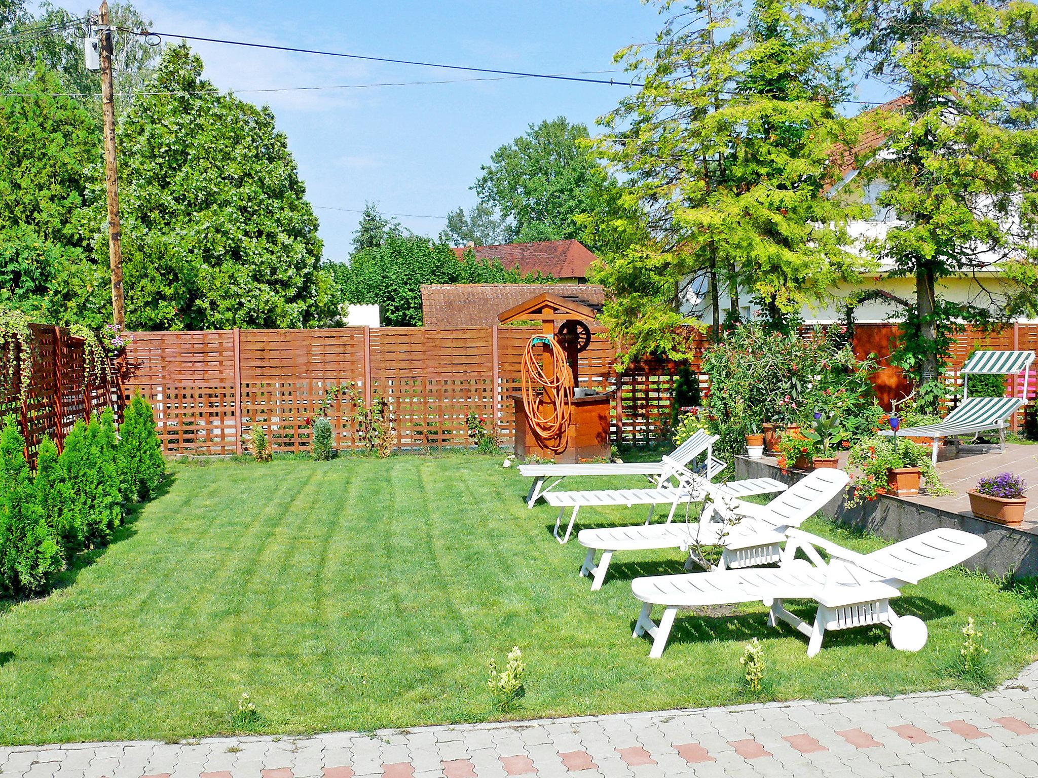 Photo 2 - Maison de 2 chambres à Balatonmáriafürdő avec piscine privée et terrasse