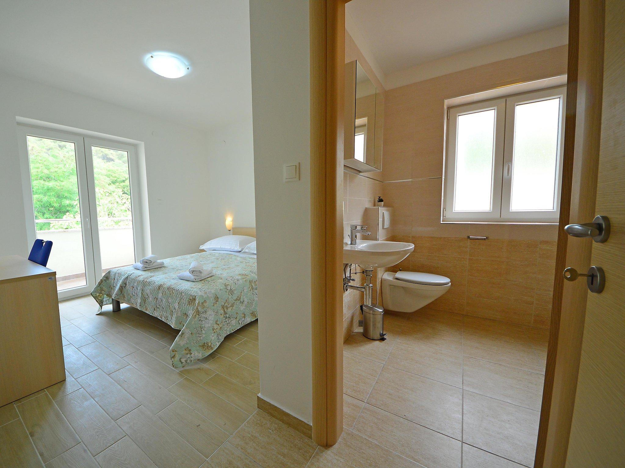 Foto 5 - Appartamento con 2 camere da letto a Dobrinj con vista mare