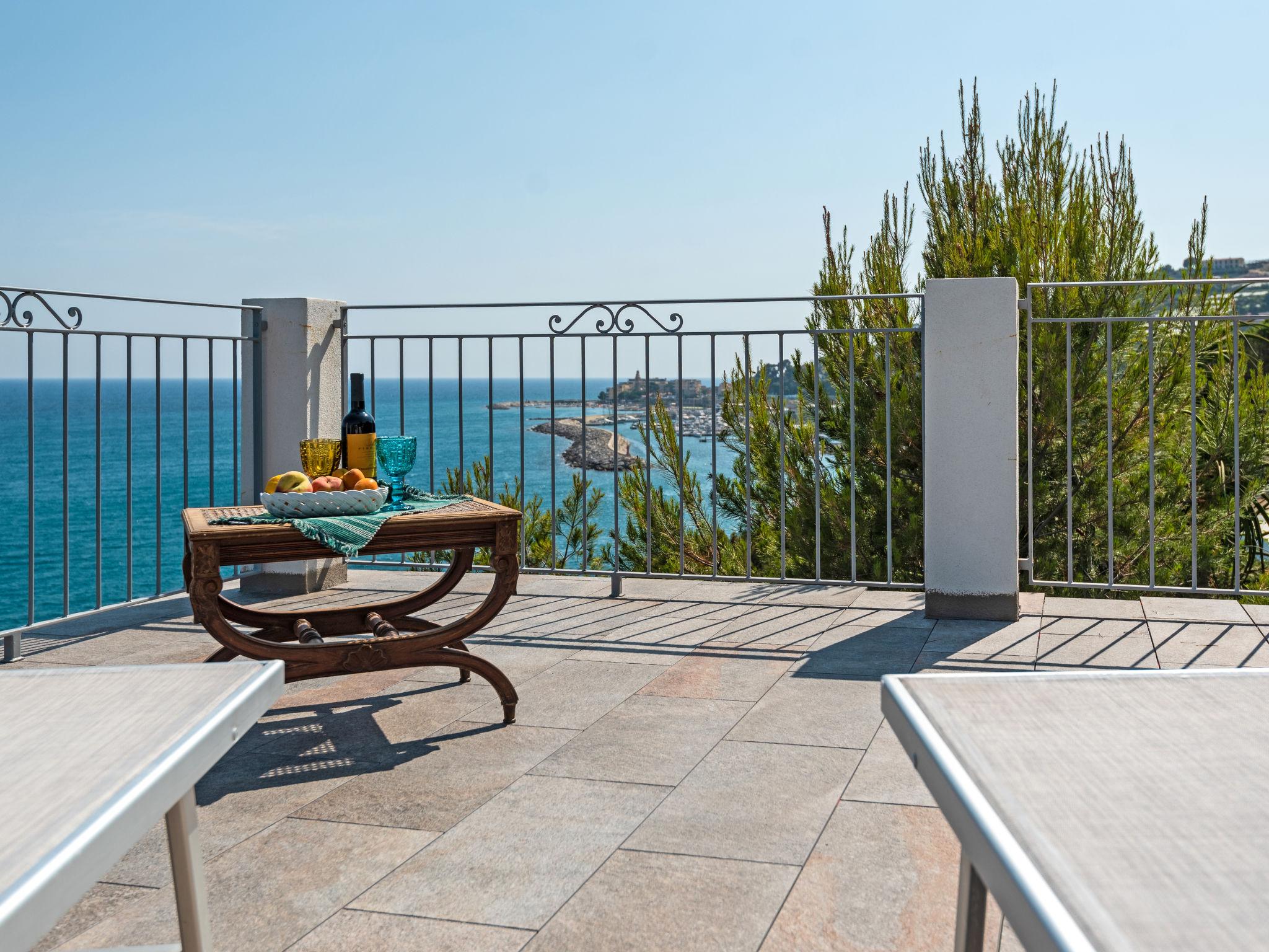 Photo 6 - 1 bedroom Apartment in Imperia with garden and sea view