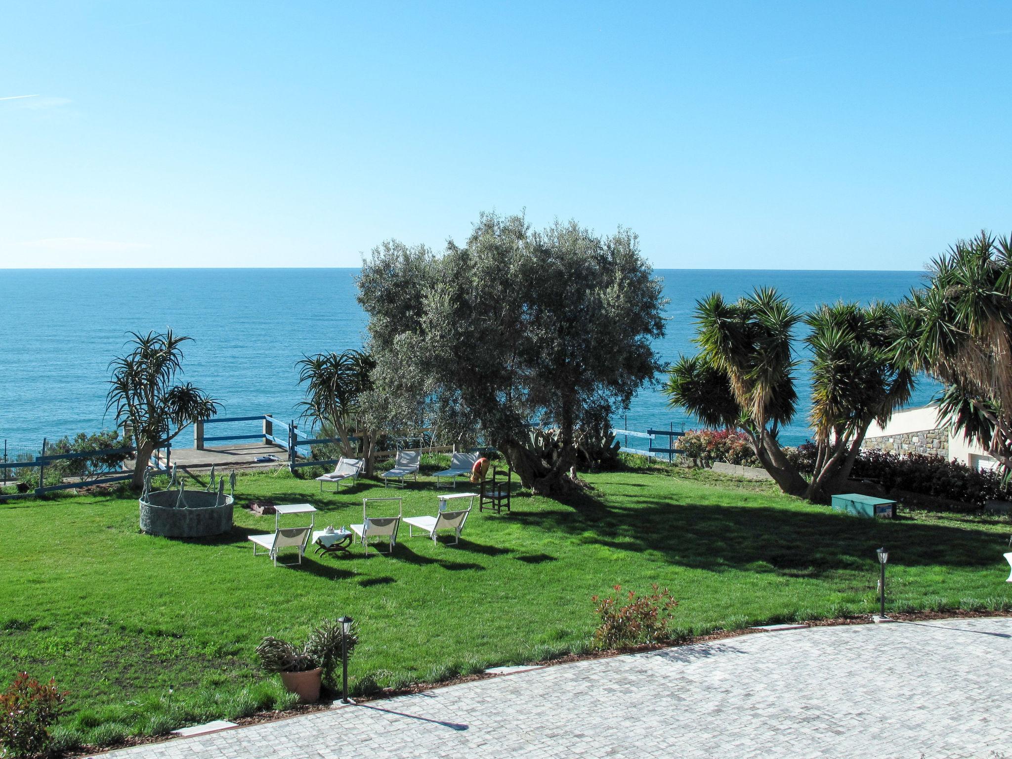 Photo 4 - Appartement de 1 chambre à Imperia avec jardin et vues à la mer