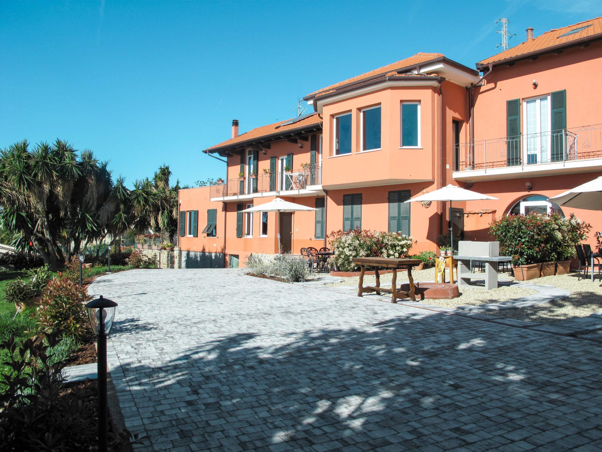 Photo 2 - Appartement de 2 chambres à Imperia avec jardin et terrasse