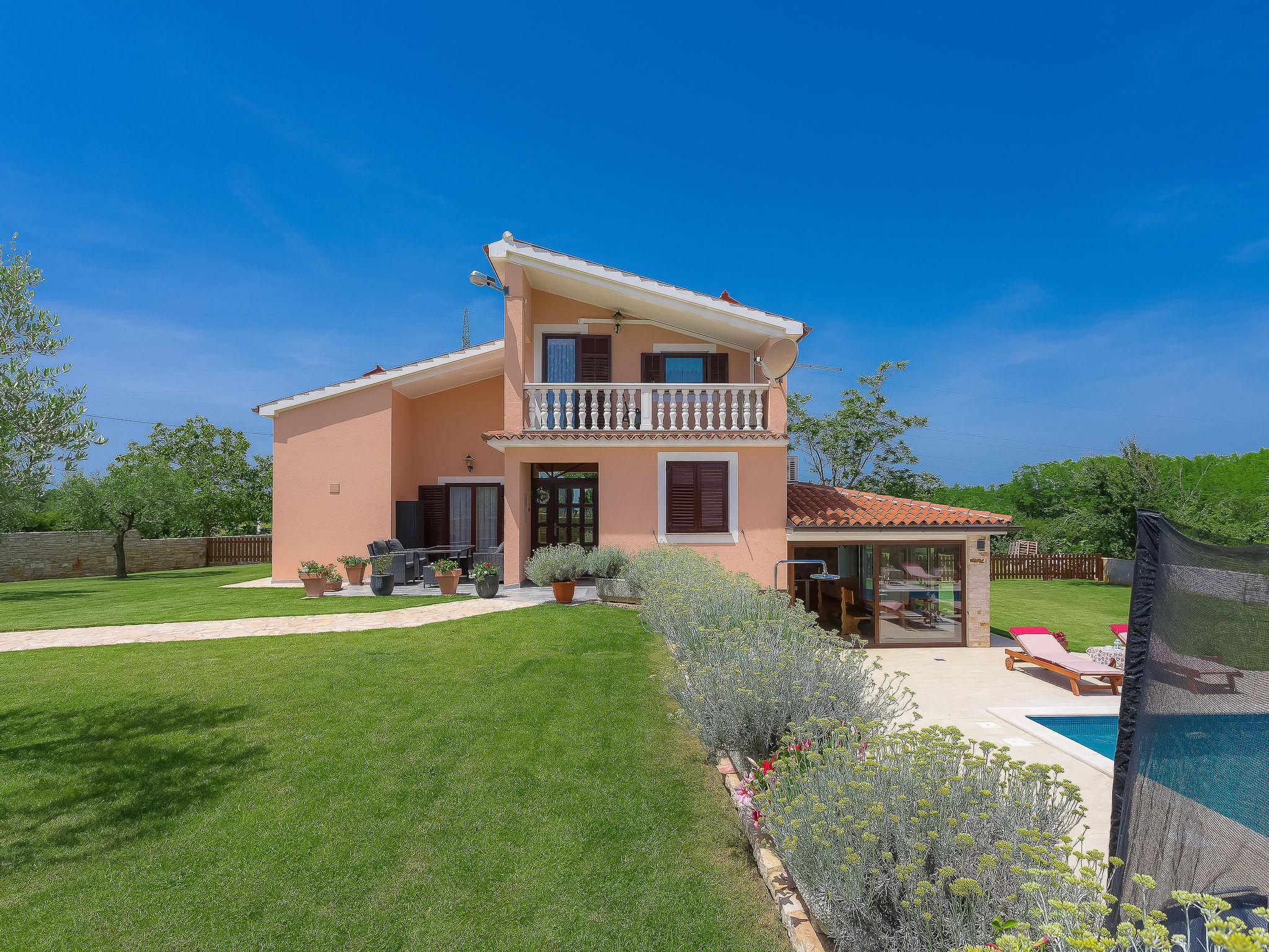 Photo 31 - Maison de 5 chambres à Barban avec piscine privée et vues à la mer