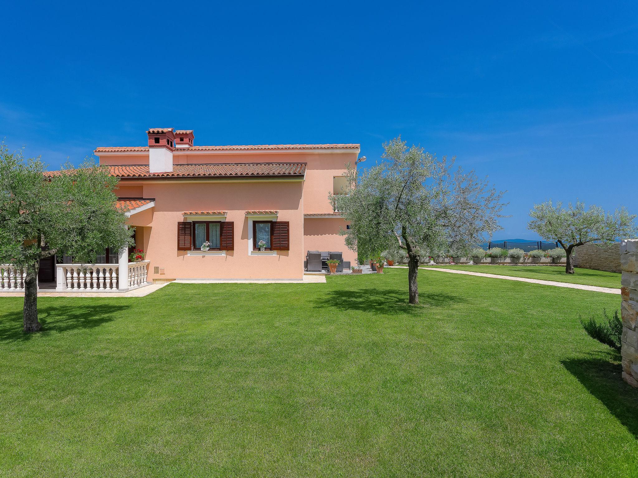 Foto 47 - Casa de 5 habitaciones en Barban con piscina privada y vistas al mar