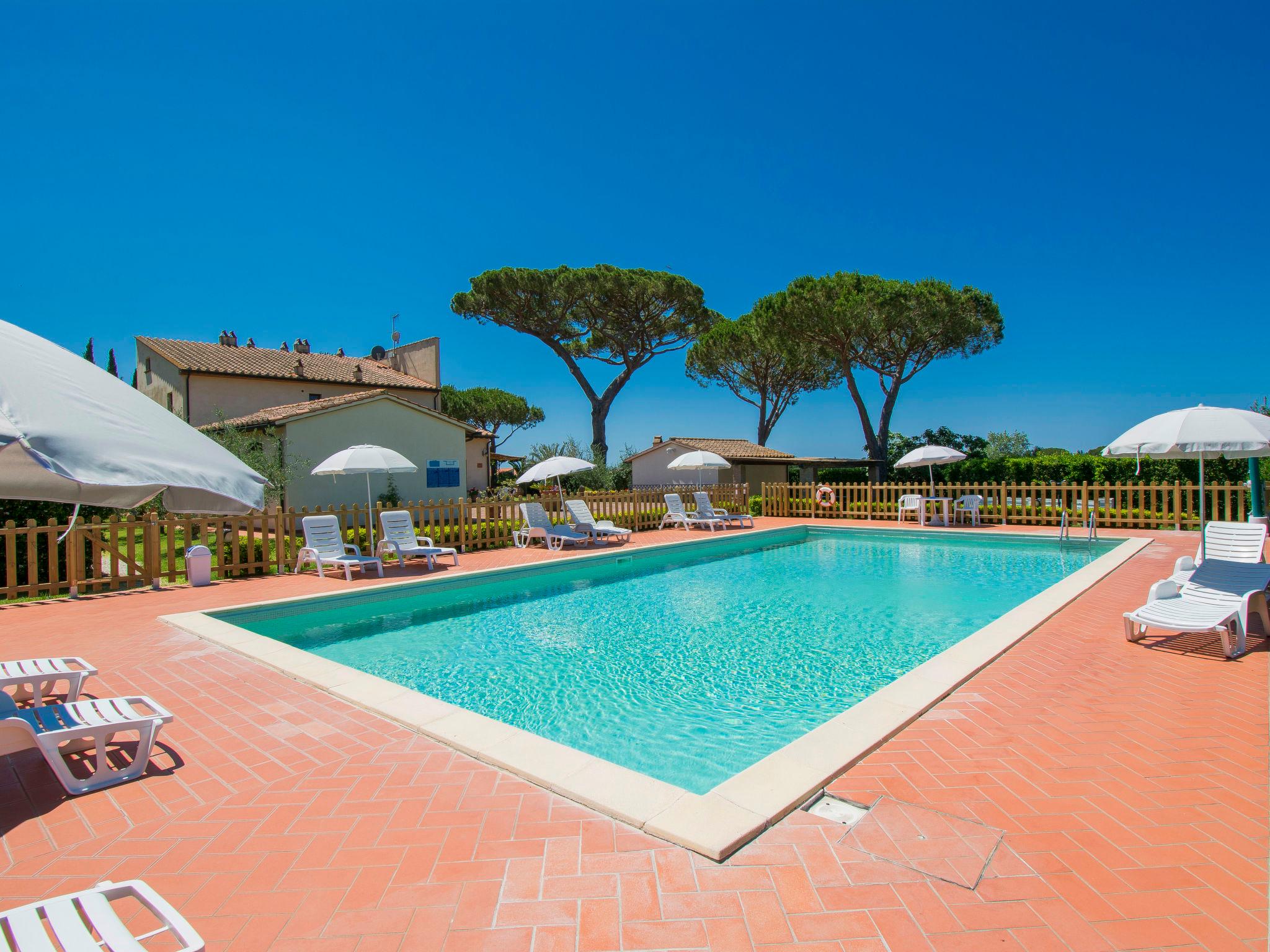 Foto 2 - Appartamento con 1 camera da letto a Cecina con piscina e vista mare