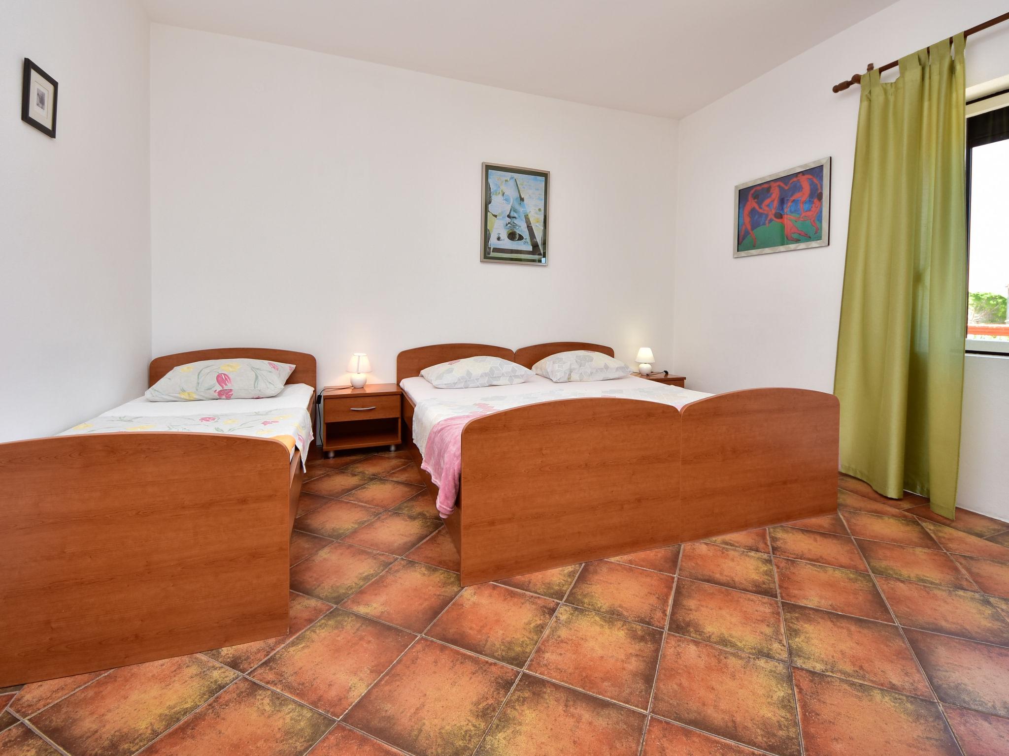 Foto 11 - Appartamento con 3 camere da letto a Vir con giardino e vista mare