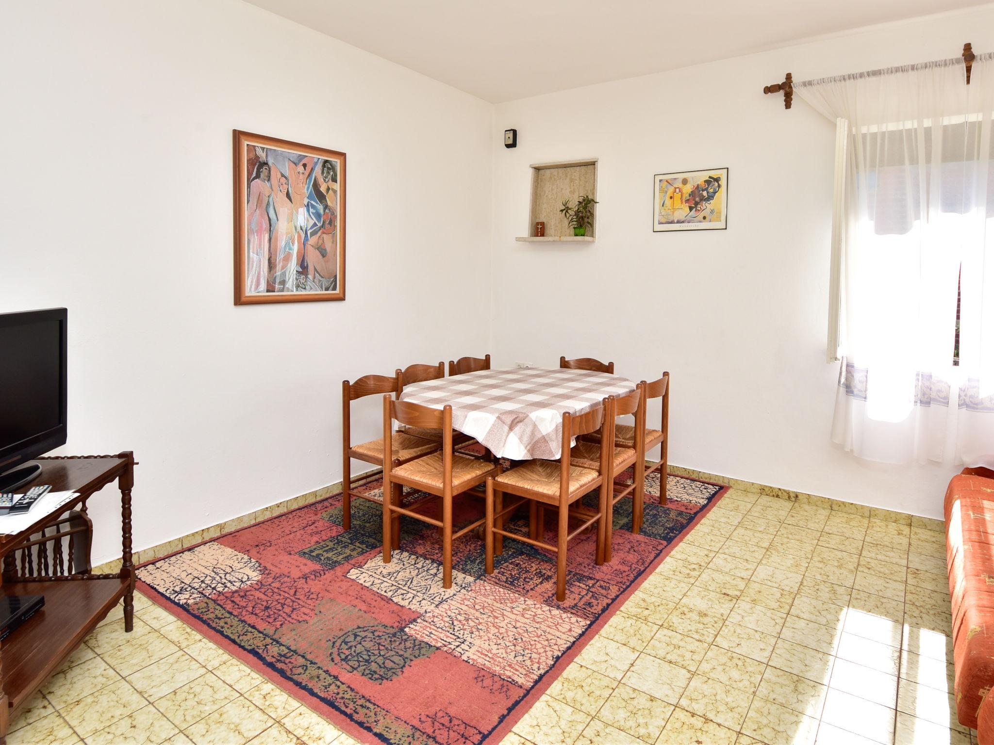Foto 6 - Appartamento con 3 camere da letto a Vir con giardino e vista mare