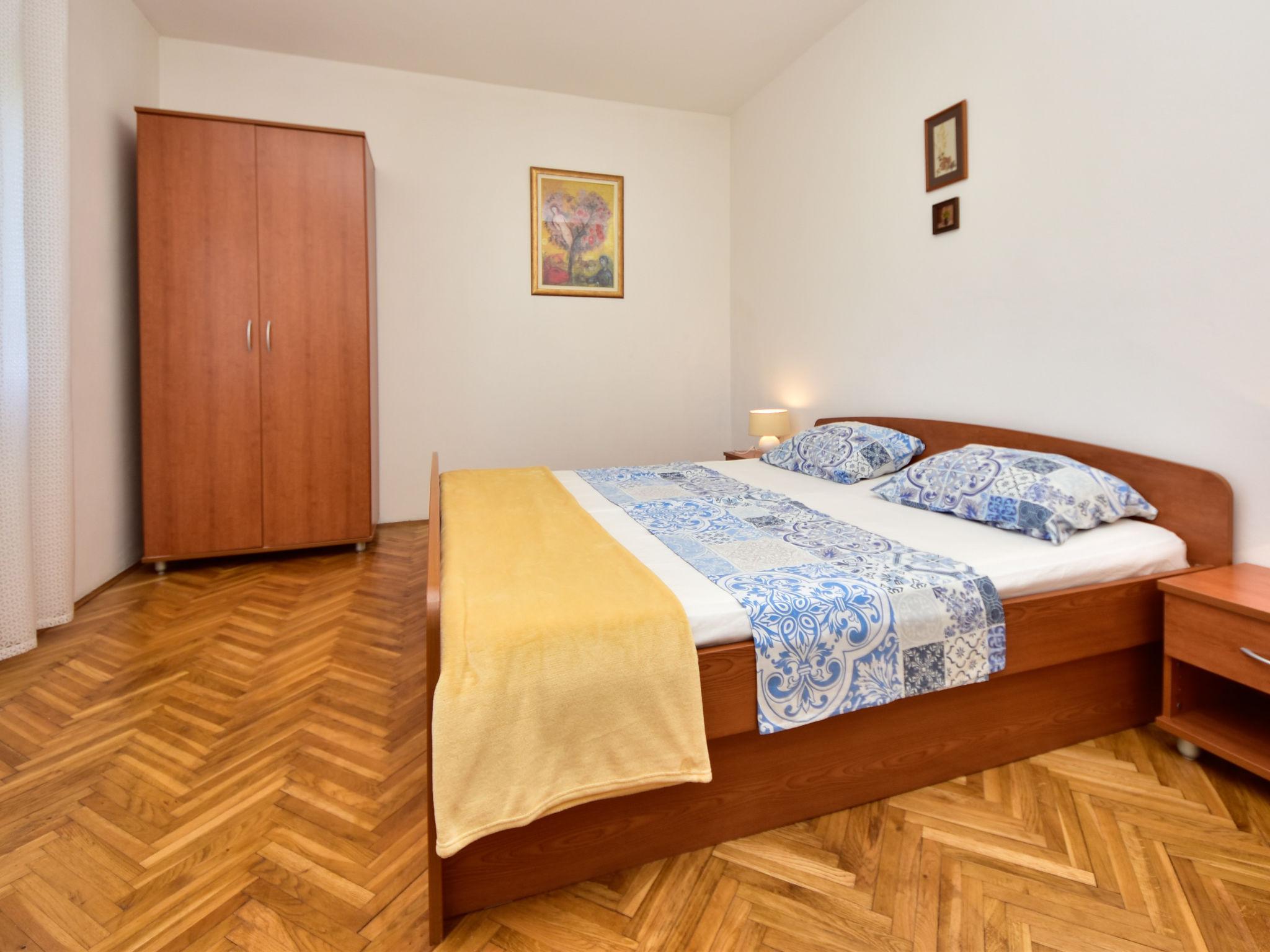 Foto 8 - Appartamento con 3 camere da letto a Vir con giardino e vista mare