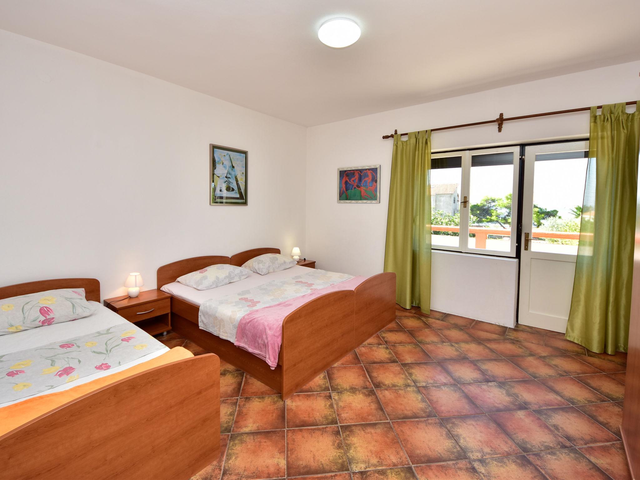 Foto 10 - Appartamento con 3 camere da letto a Vir con giardino e vista mare