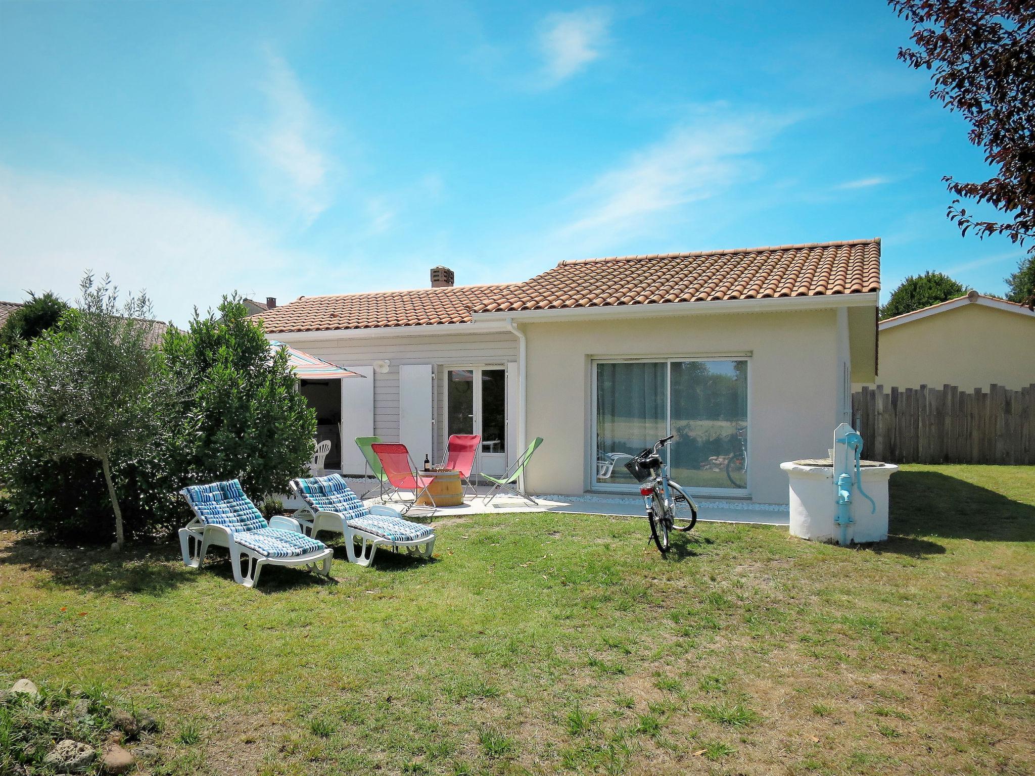 Foto 17 - Casa con 2 camere da letto a Saint-Vivien-de-Médoc con piscina privata e giardino