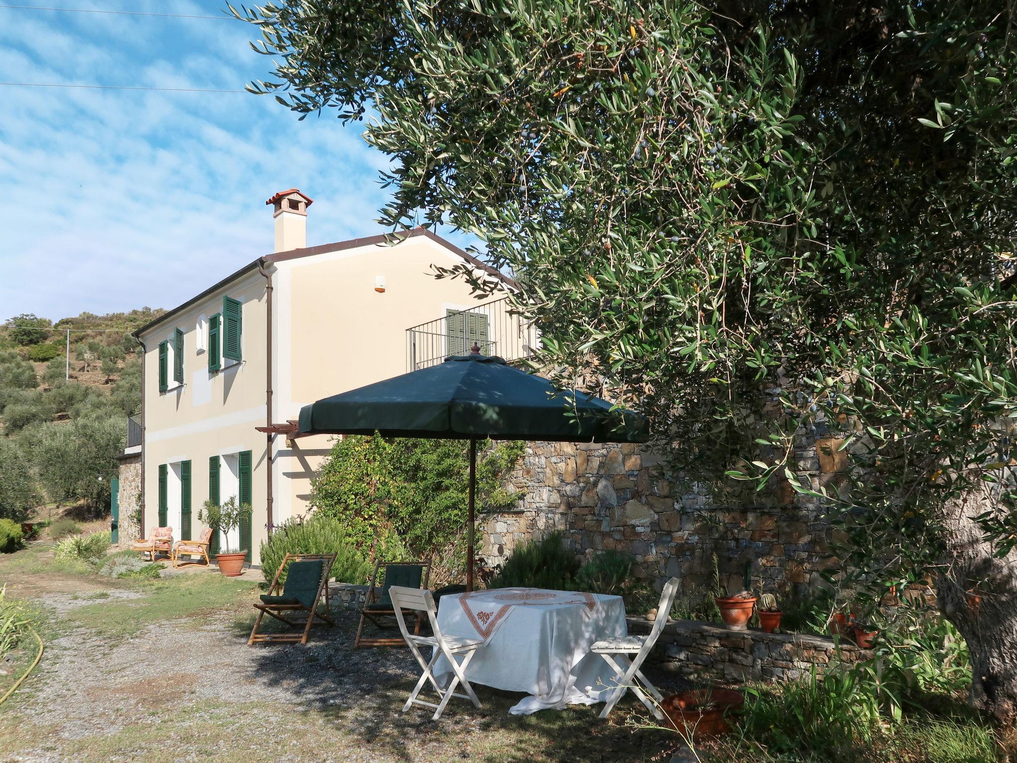 Photo 6 - Maison de 2 chambres à Imperia avec jardin et terrasse