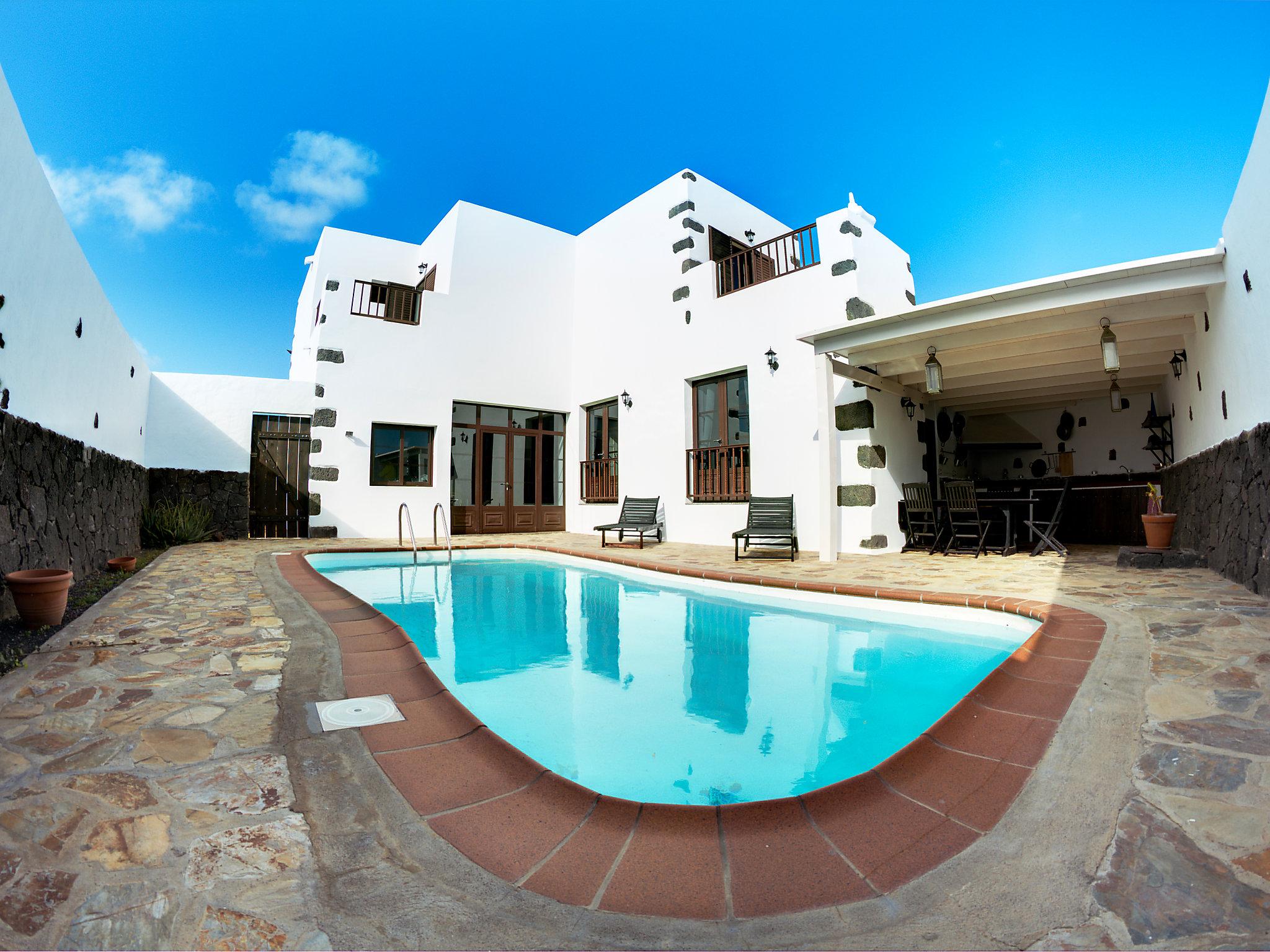 Foto 1 - Casa con 3 camere da letto a Tinajo con piscina privata e terrazza