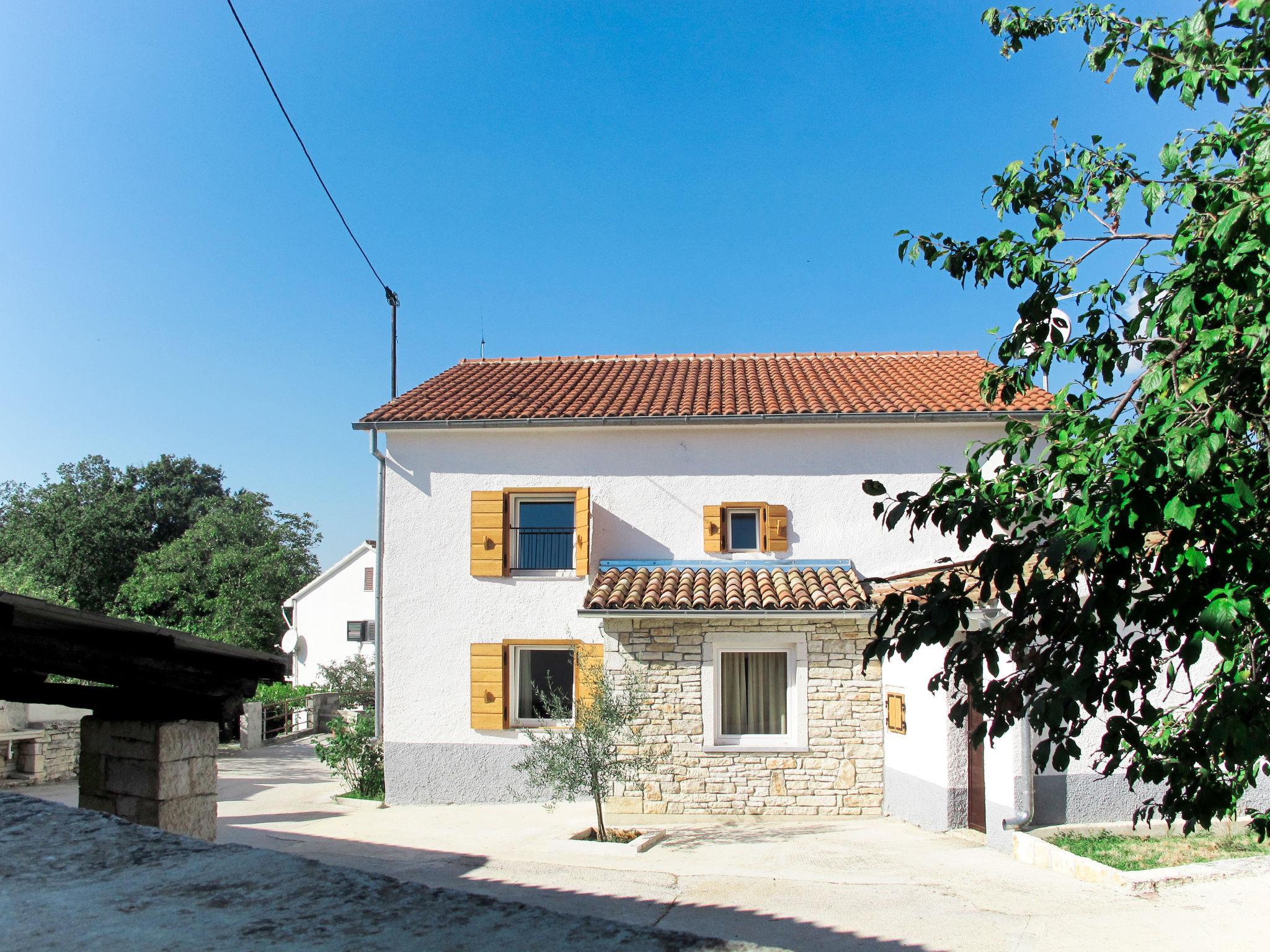 Photo 2 - Maison de 2 chambres à Sveti Petar u Šumi avec piscine privée et vues à la mer