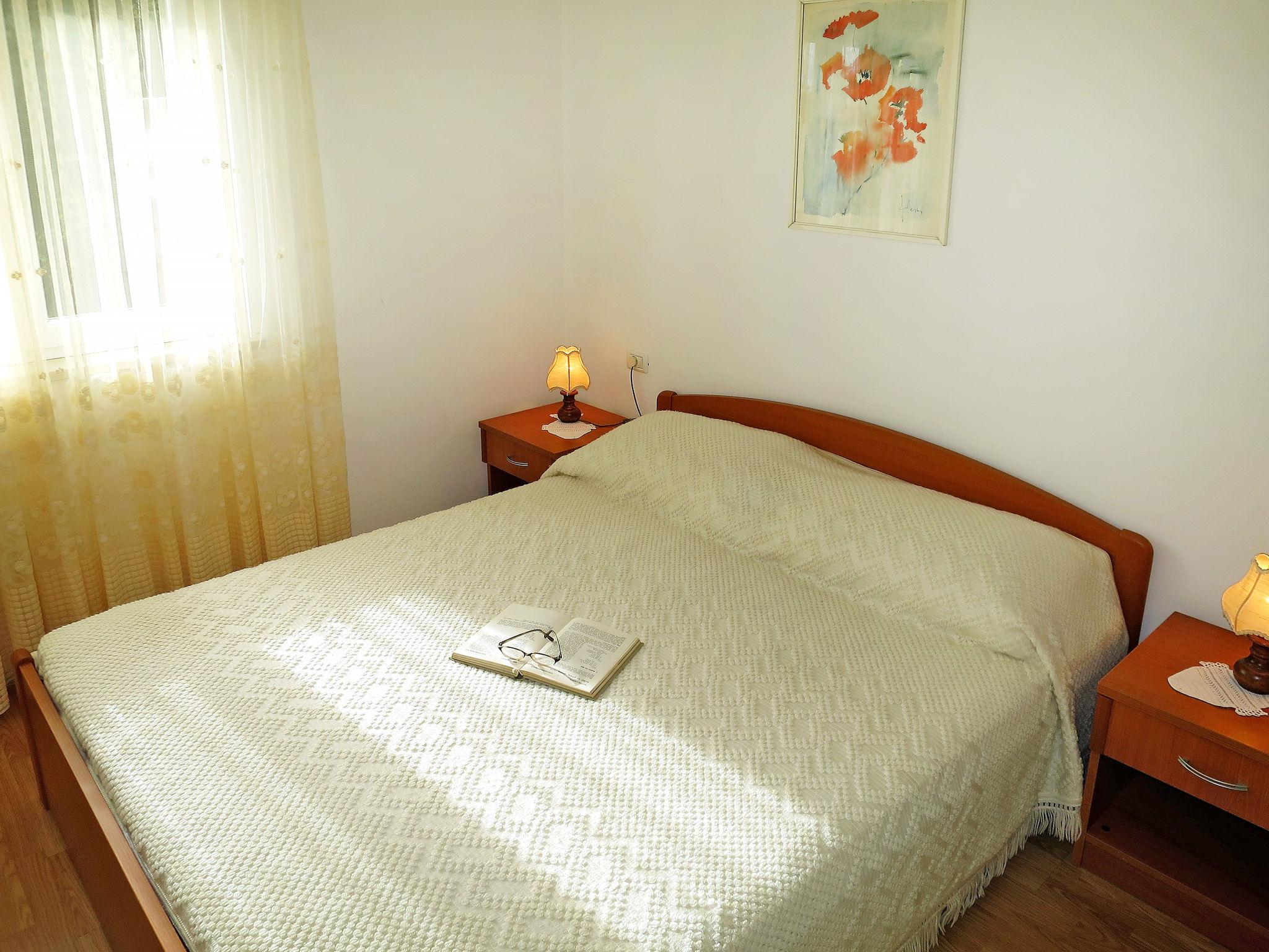 Foto 12 - Appartamento con 1 camera da letto a Raša con vista mare