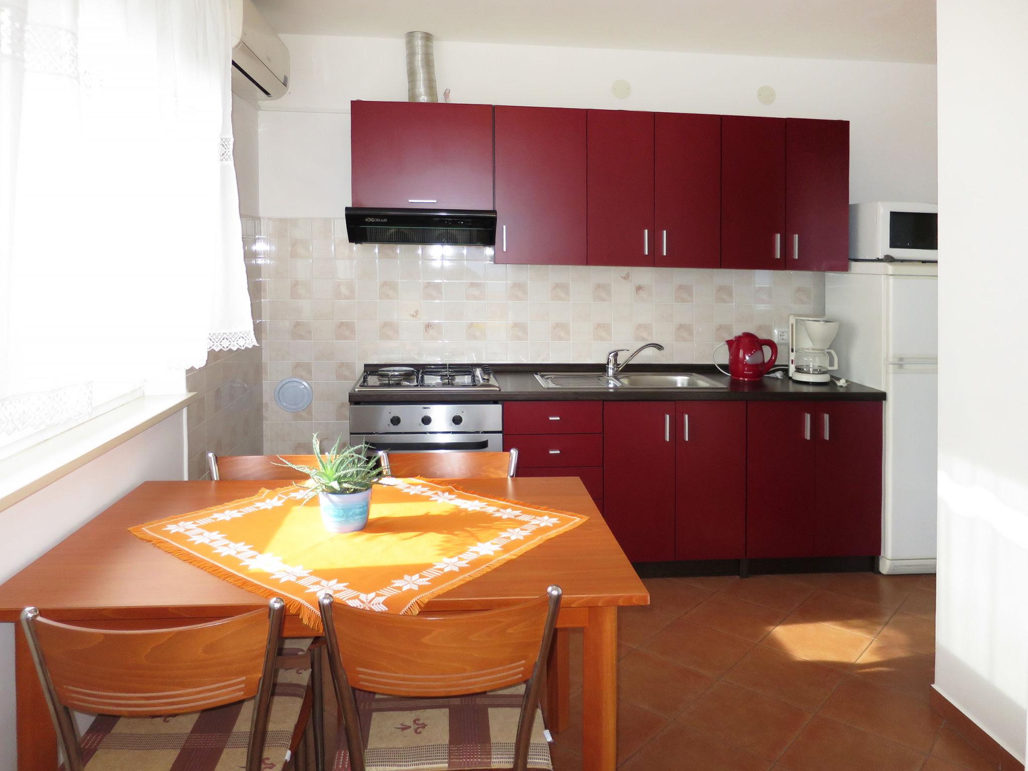 Foto 11 - Apartamento de 1 quarto em Raša com vistas do mar