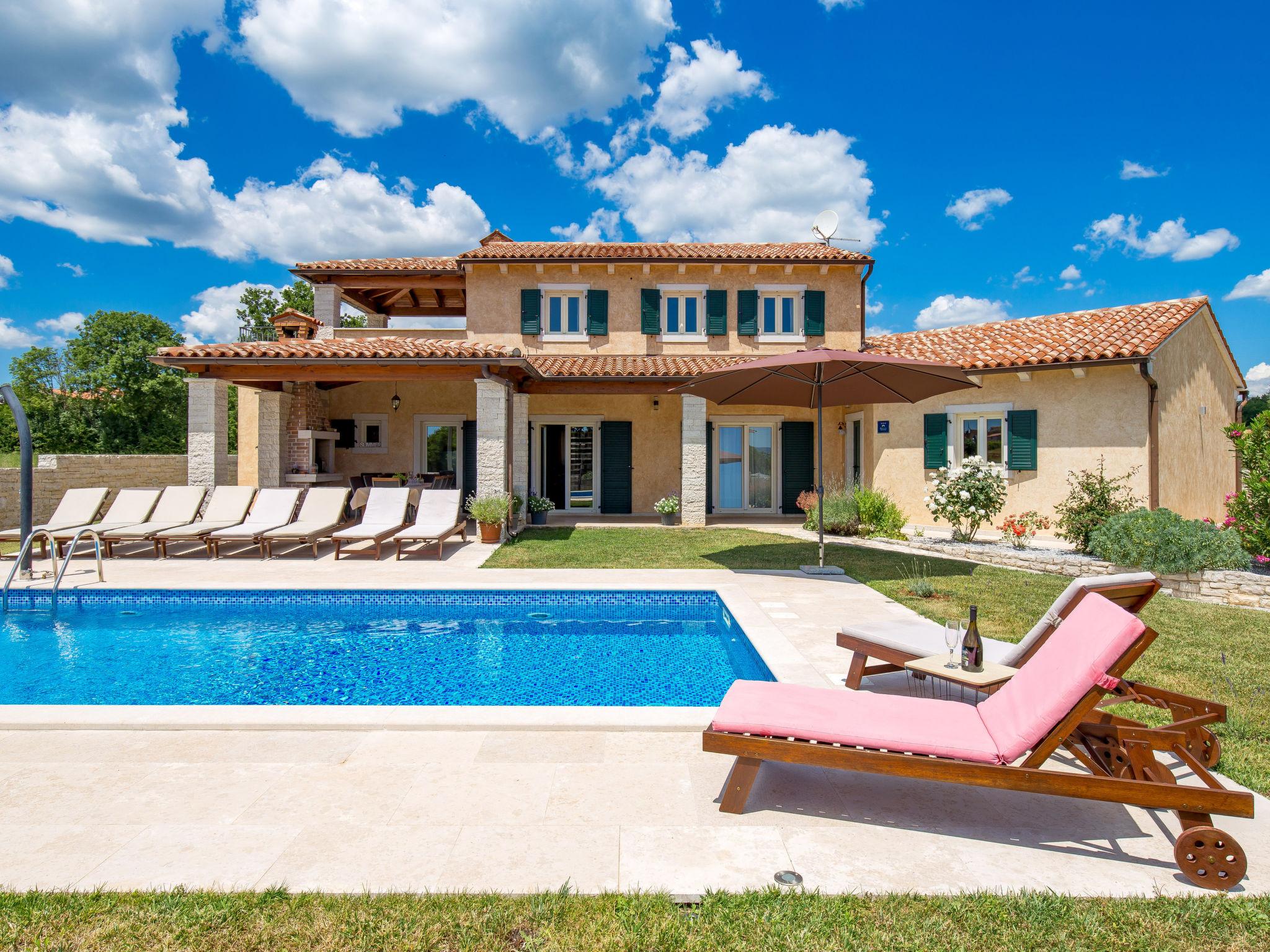 Photo 1 - Maison de 4 chambres à Barban avec piscine privée et jardin