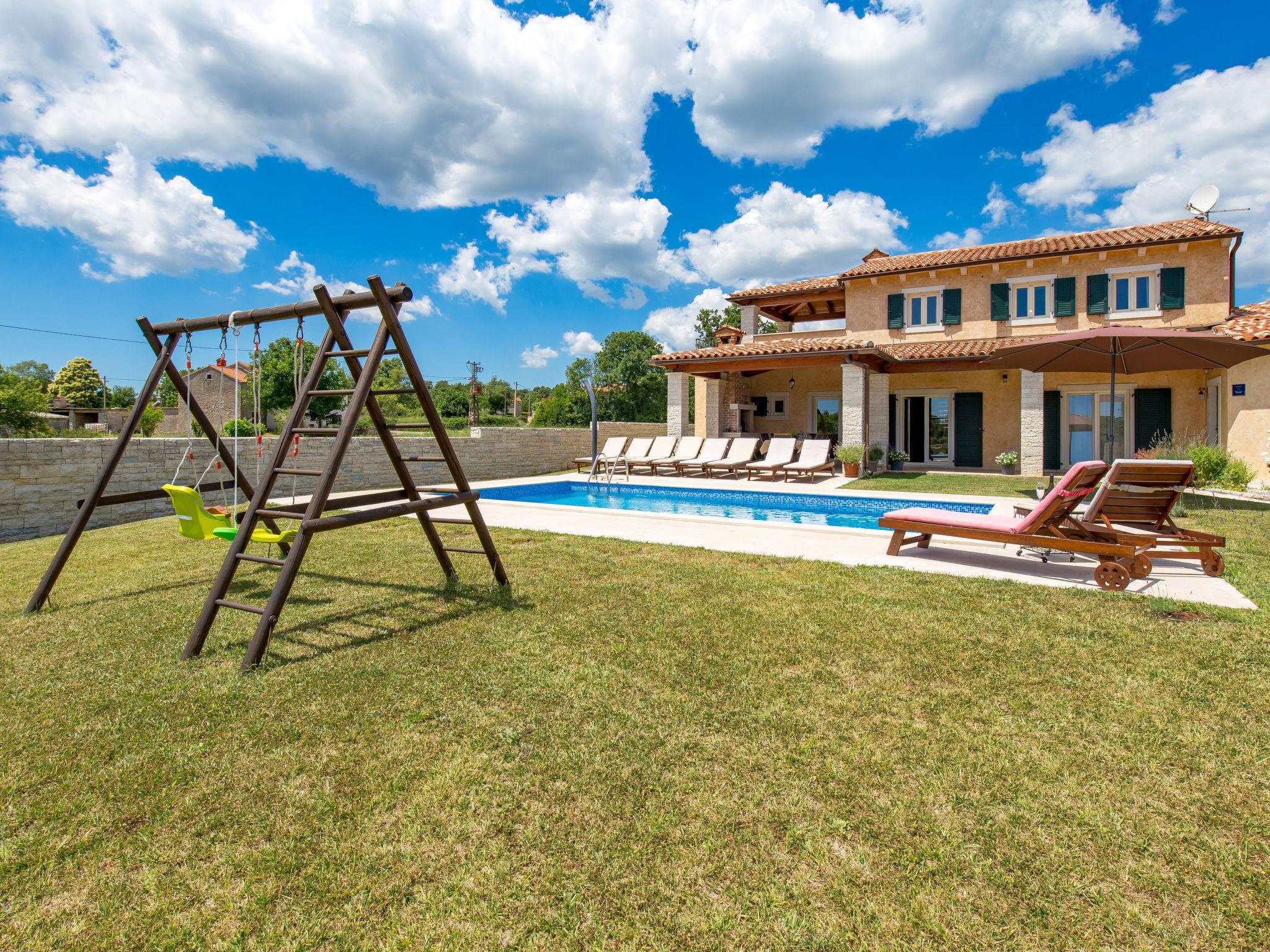 Photo 41 - Maison de 4 chambres à Barban avec piscine privée et vues à la mer