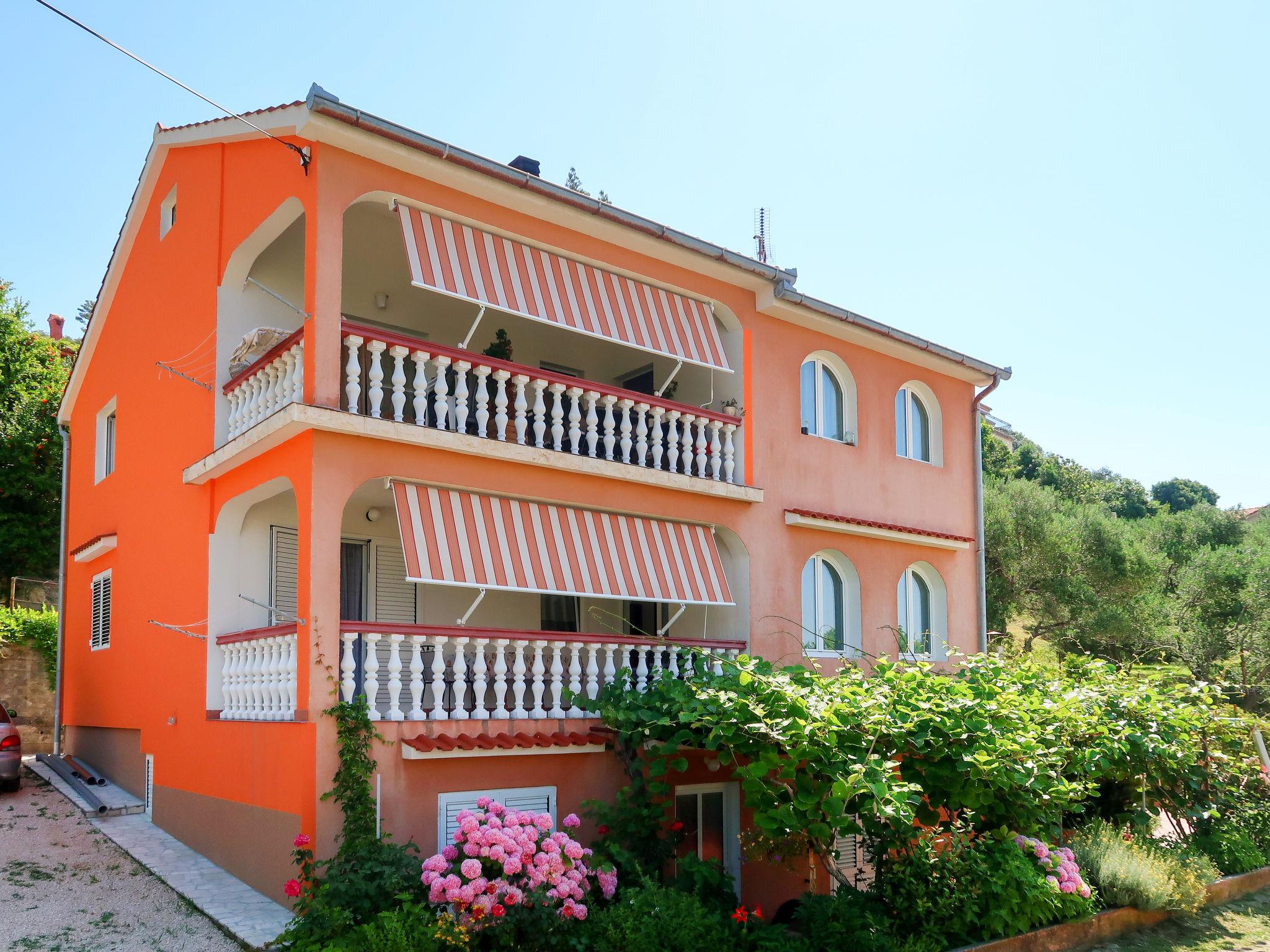 Foto 8 - Apartamento de 1 habitación en Rab con jardín y vistas al mar