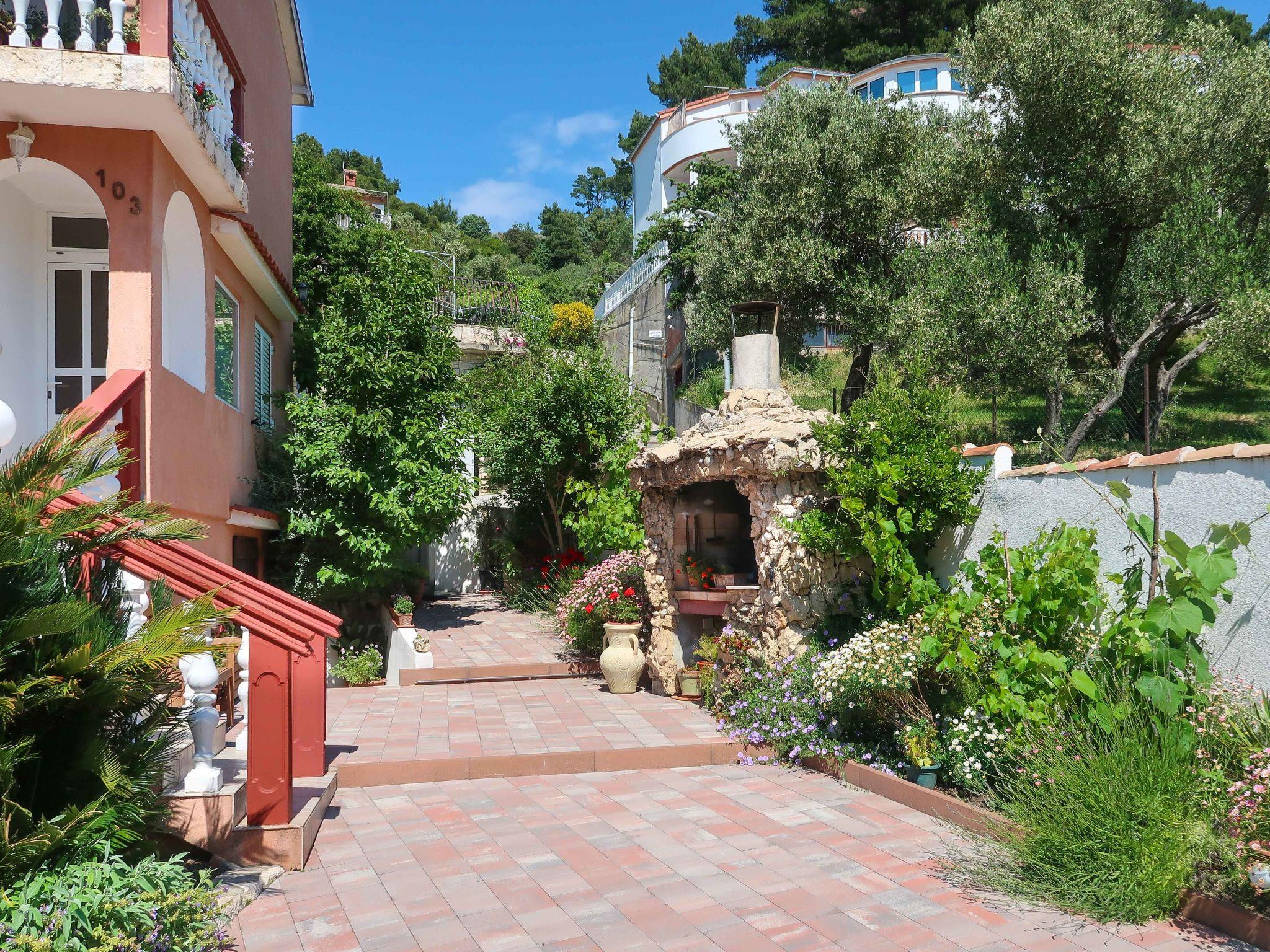 Foto 2 - Apartamento de 1 quarto em Rab com jardim e terraço