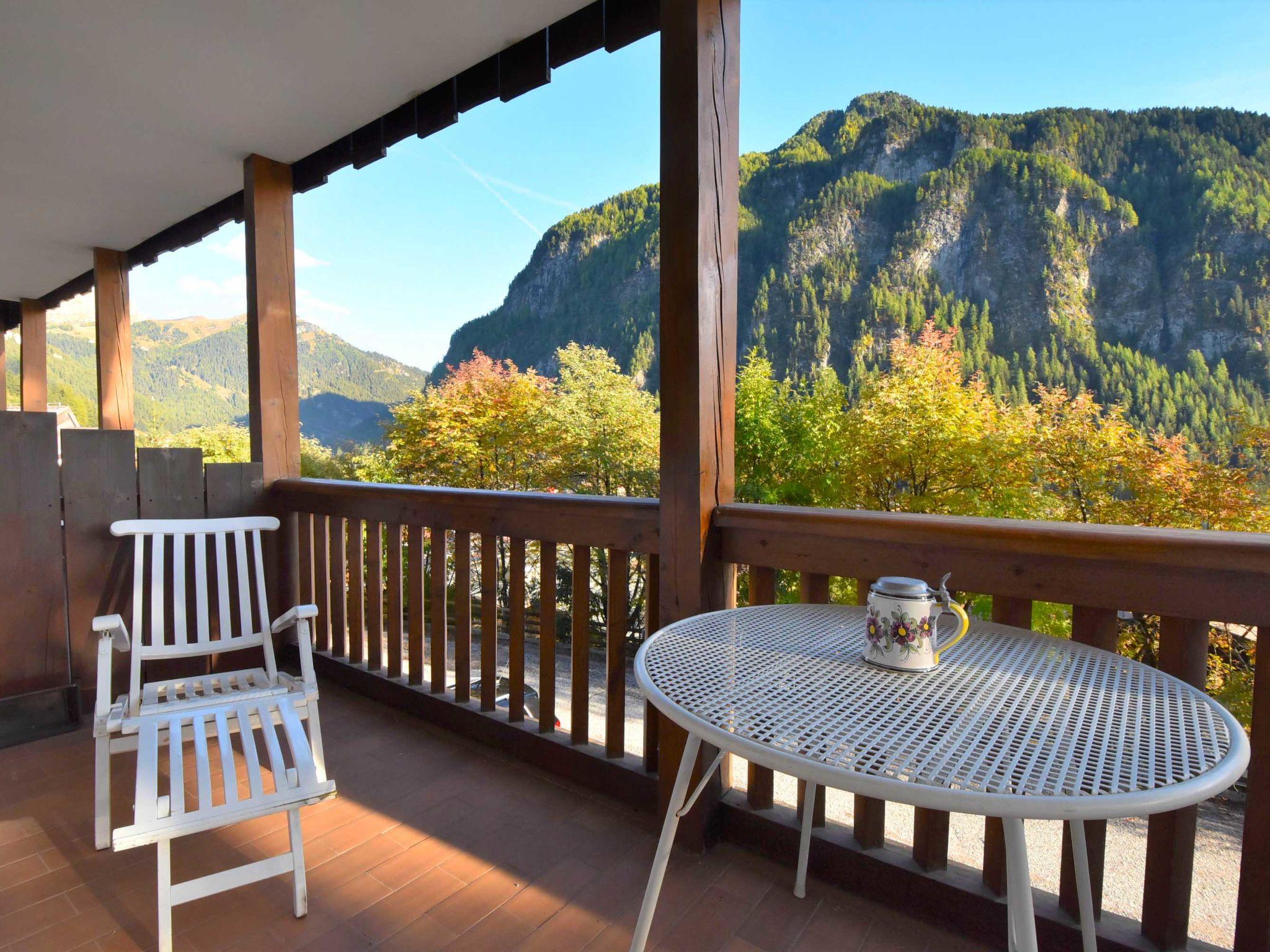 Foto 2 - Appartamento con 2 camere da letto a Campitello di Fassa con terrazza e vista sulle montagne