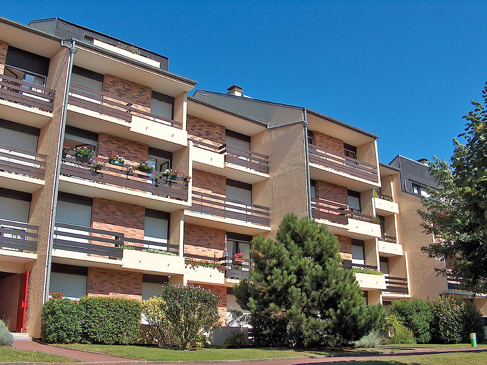 Foto 15 - Appartamento con 1 camera da letto a Cabourg con vista mare