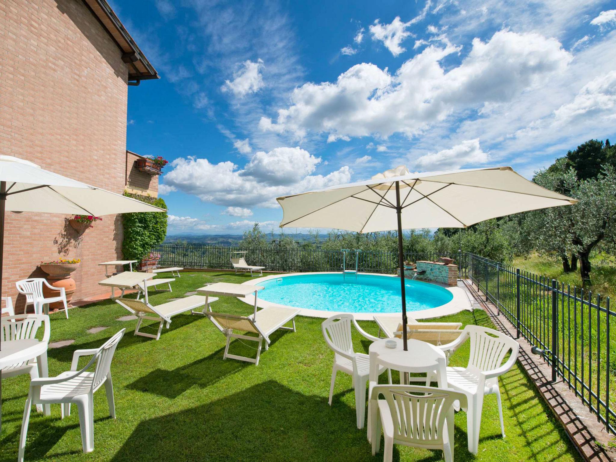 Foto 13 - Appartamento con 2 camere da letto a San Gimignano con piscina e terrazza