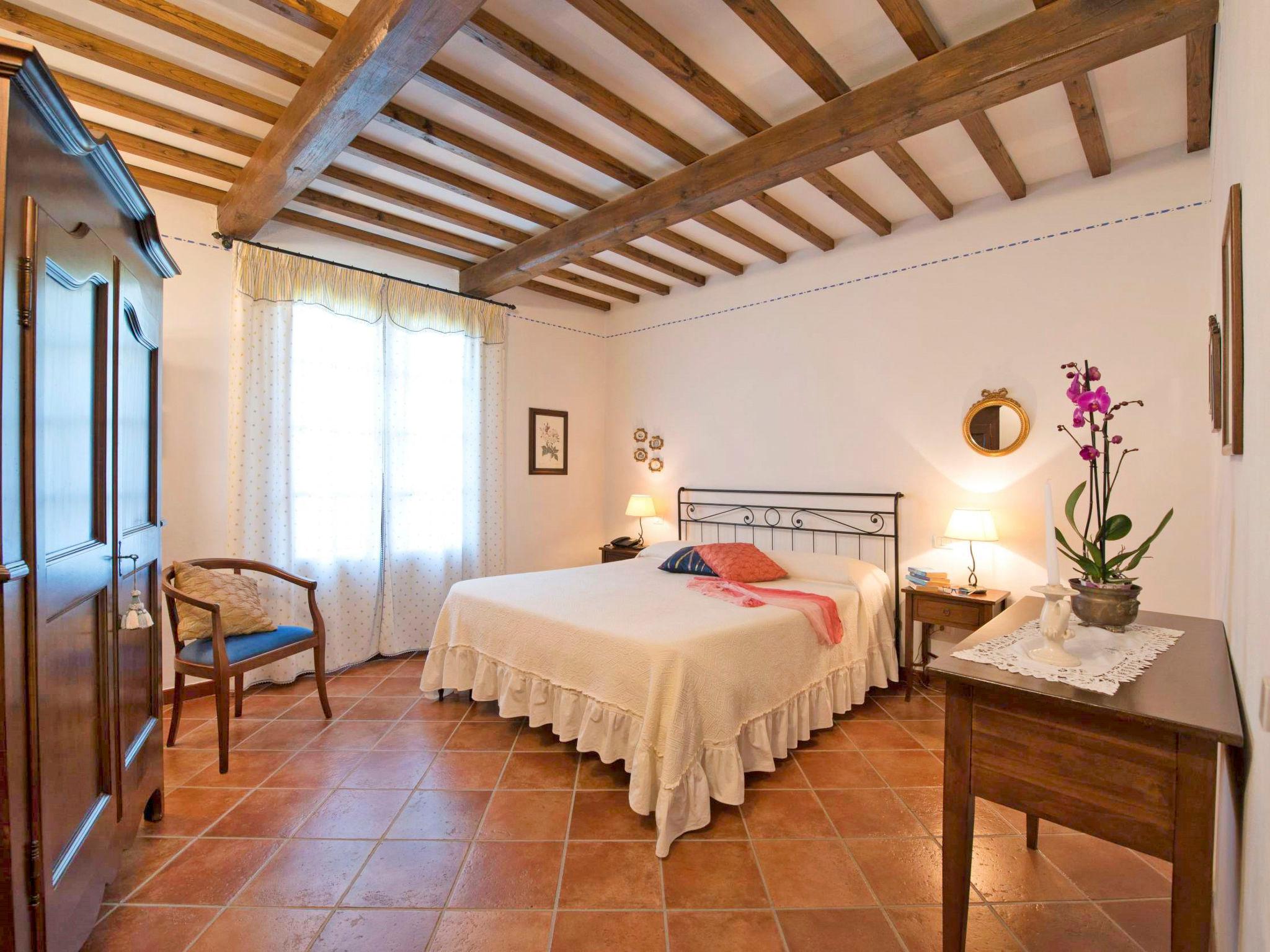 Photo 16 - 1 bedroom Apartment in San Gimignano with swimming pool and garden