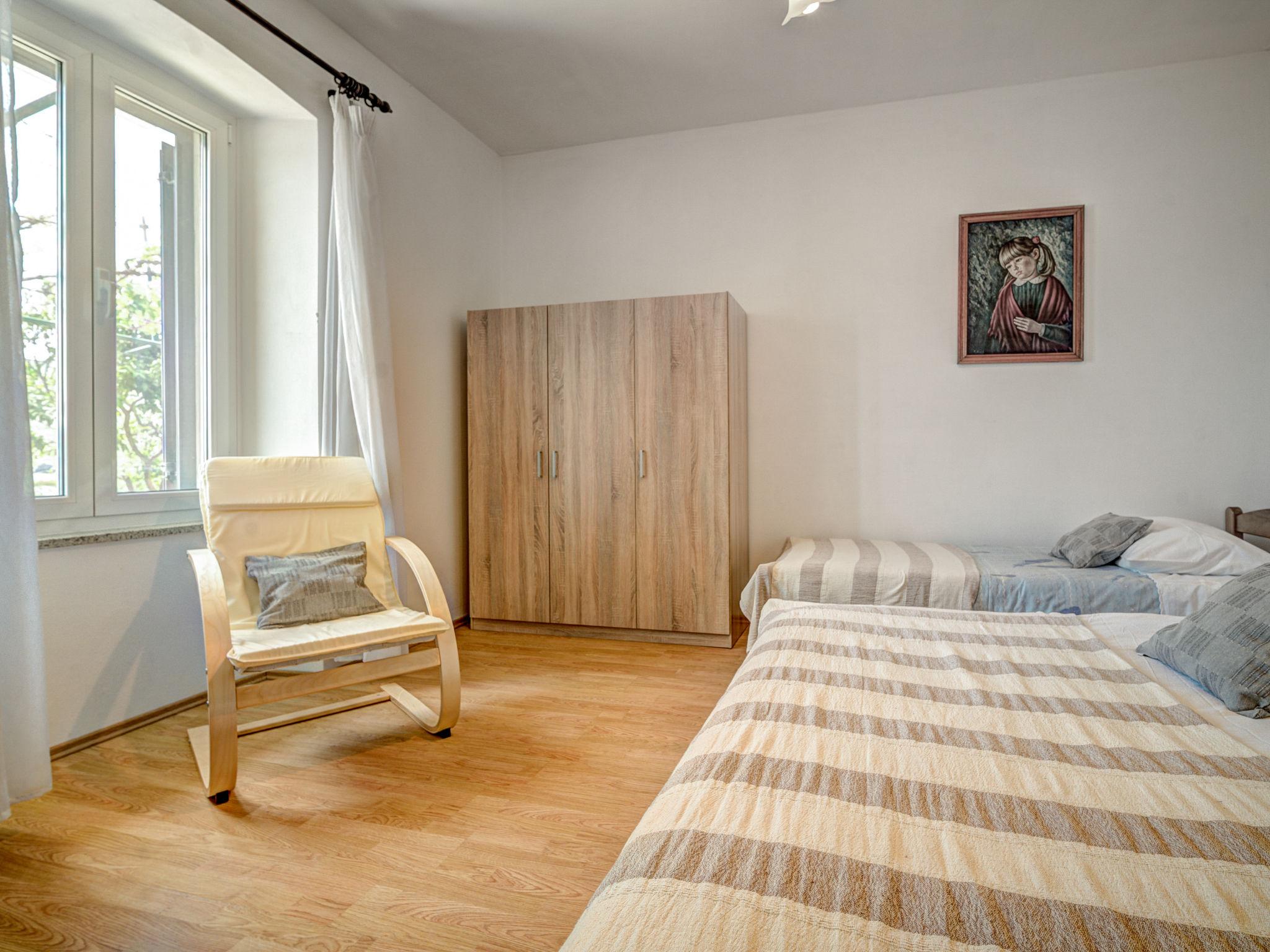 Foto 6 - Apartamento de 1 quarto em Raša com terraço e vistas do mar