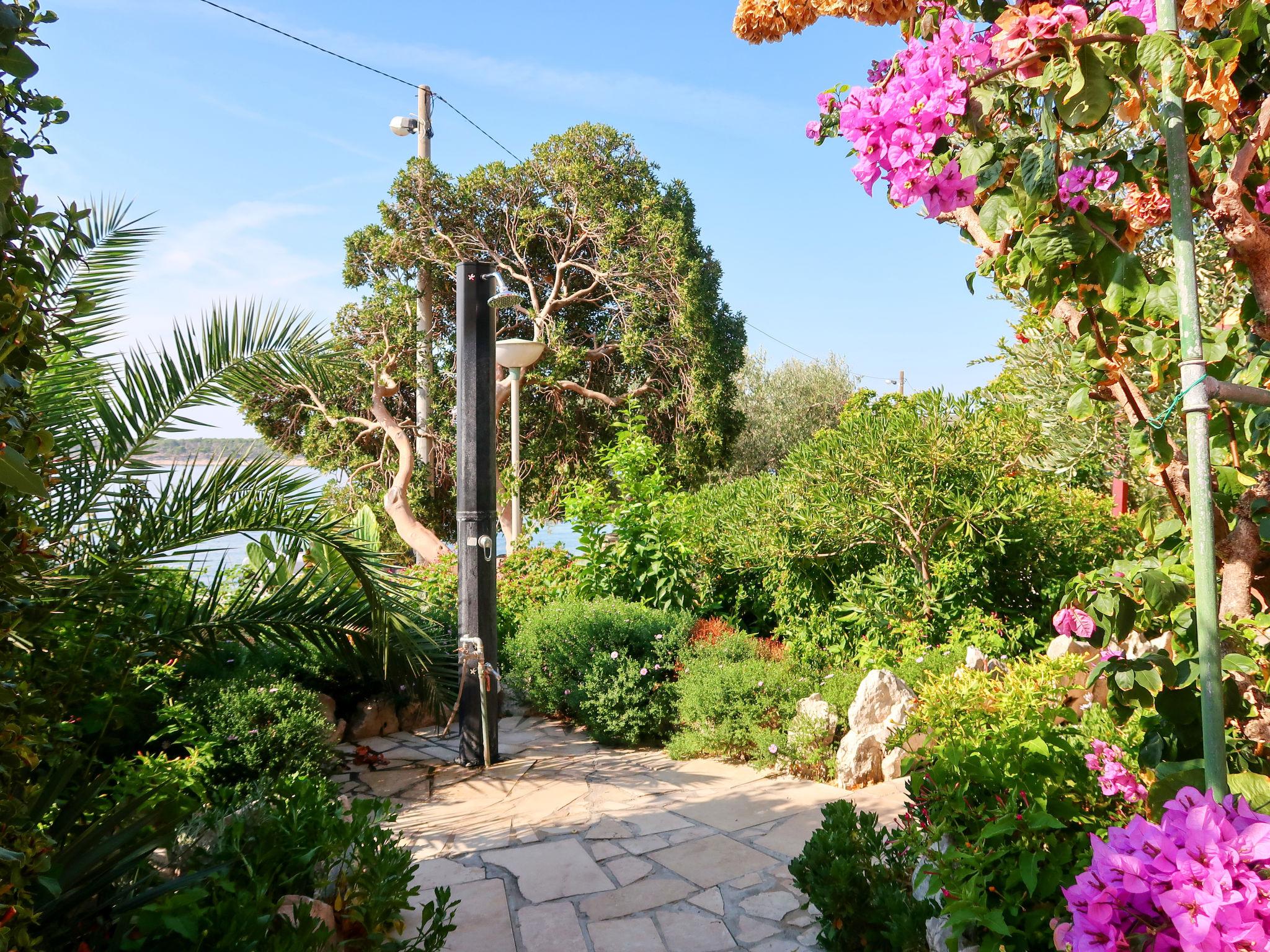 Foto 6 - Apartamento de 2 quartos em Rab com jardim e terraço