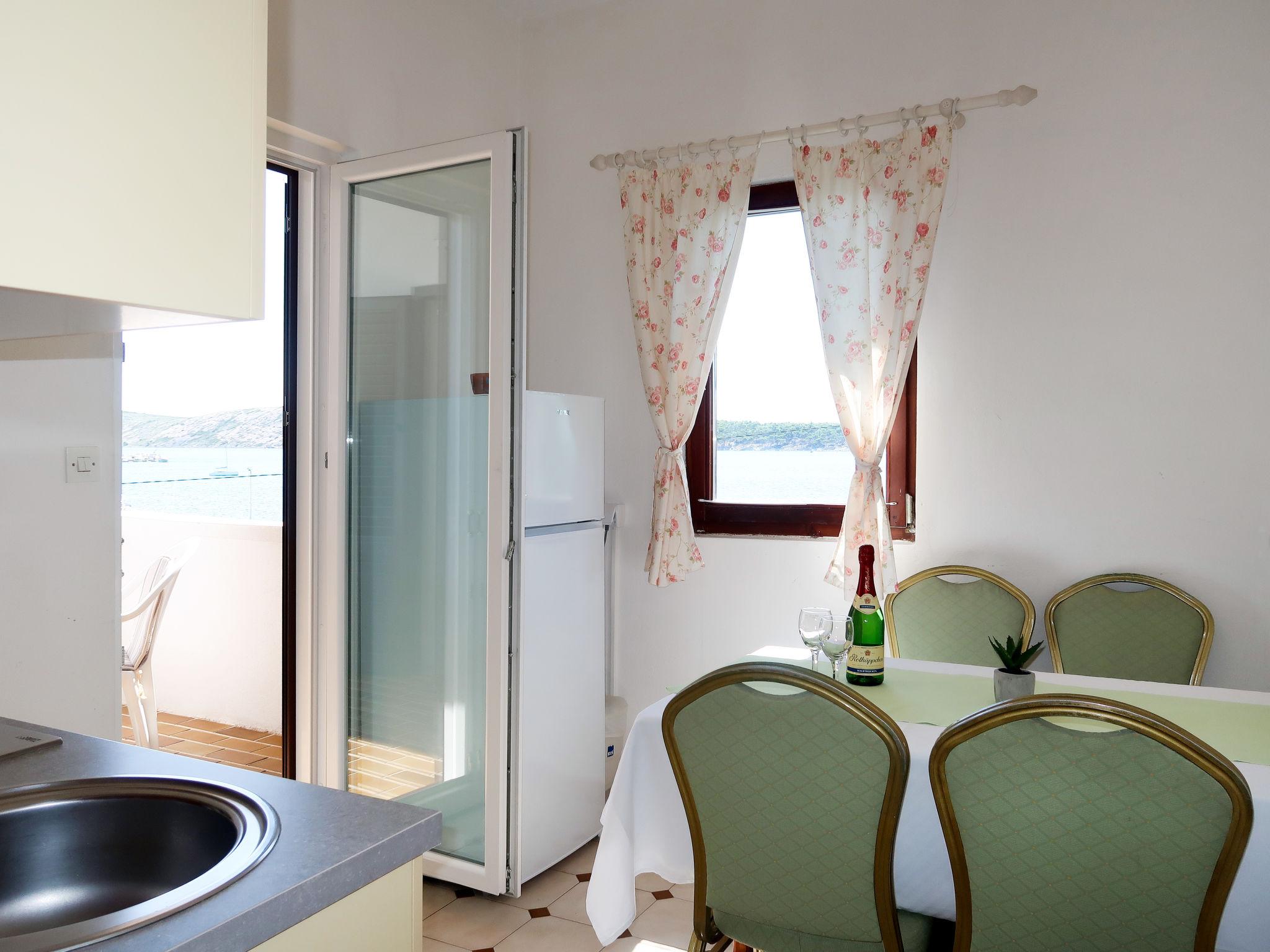 Photo 6 - Appartement de 2 chambres à Rab avec terrasse et vues à la mer