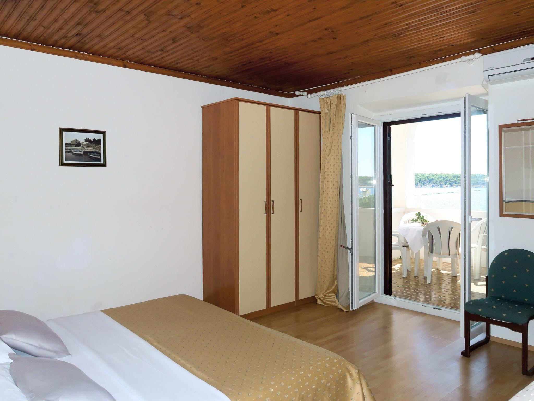 Foto 7 - Appartamento con 2 camere da letto a Rab con terrazza e vista mare