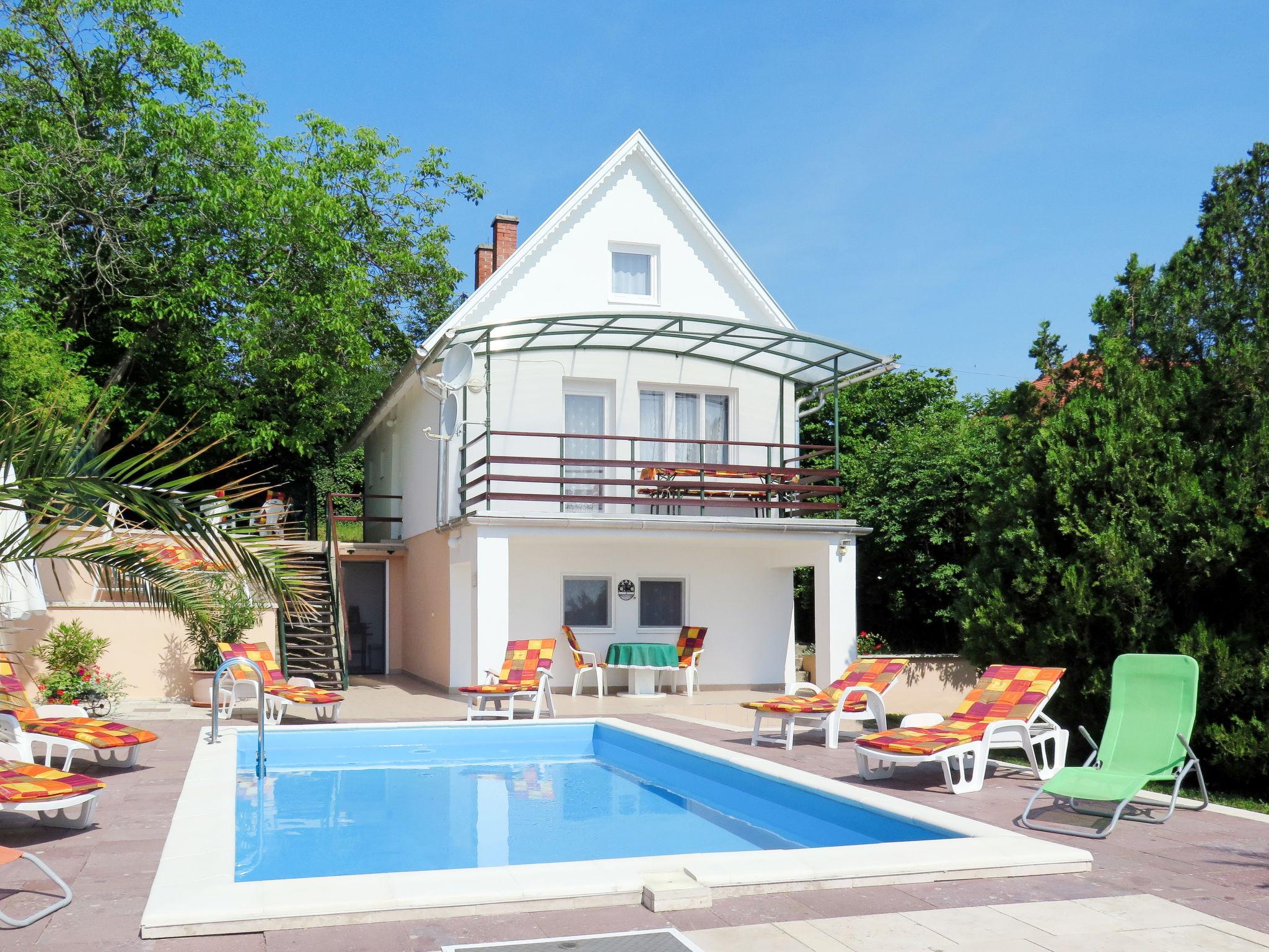 Foto 1 - Casa de 4 habitaciones en Balatonalmádi con piscina privada y vistas a la montaña