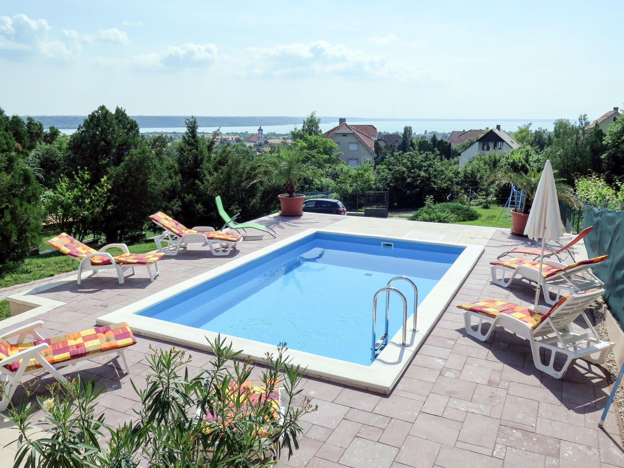 Foto 5 - Casa de 4 quartos em Balatonalmádi com piscina privada e vista para a montanha