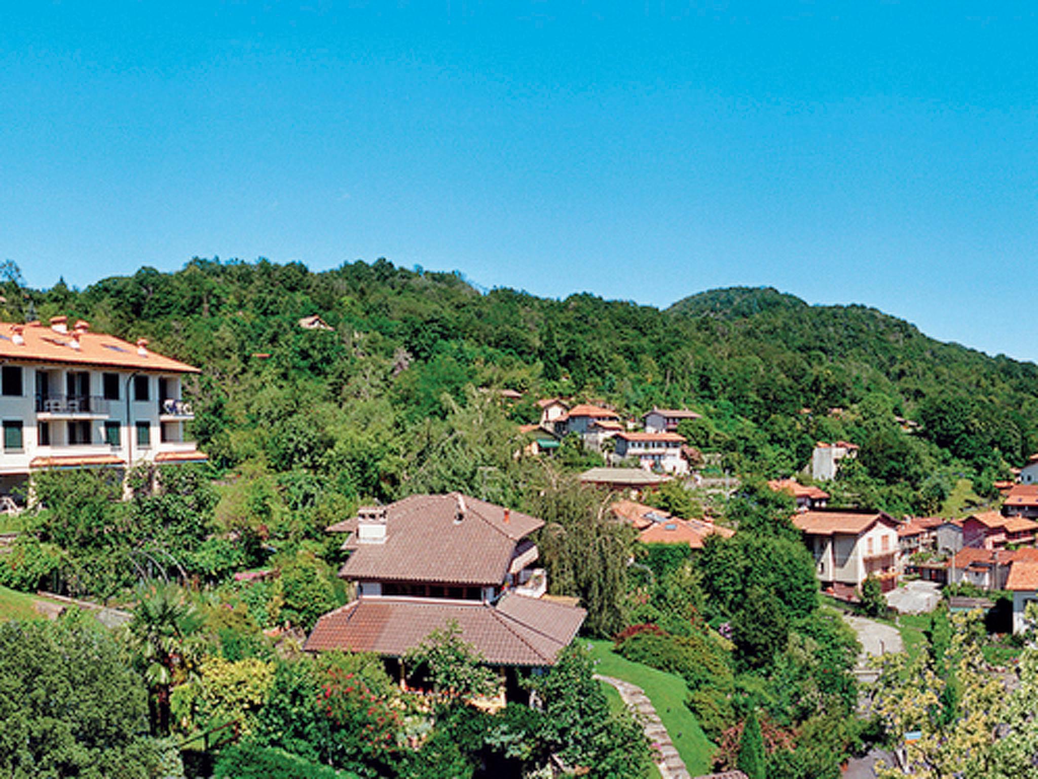 Foto 1 - Apartamento de 2 habitaciones en Verbania con piscina y vistas a la montaña