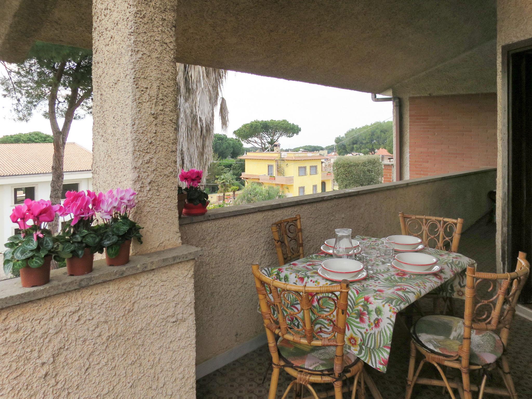 Photo 2 - Appartement de 2 chambres à Anzio avec jardin et vues à la mer