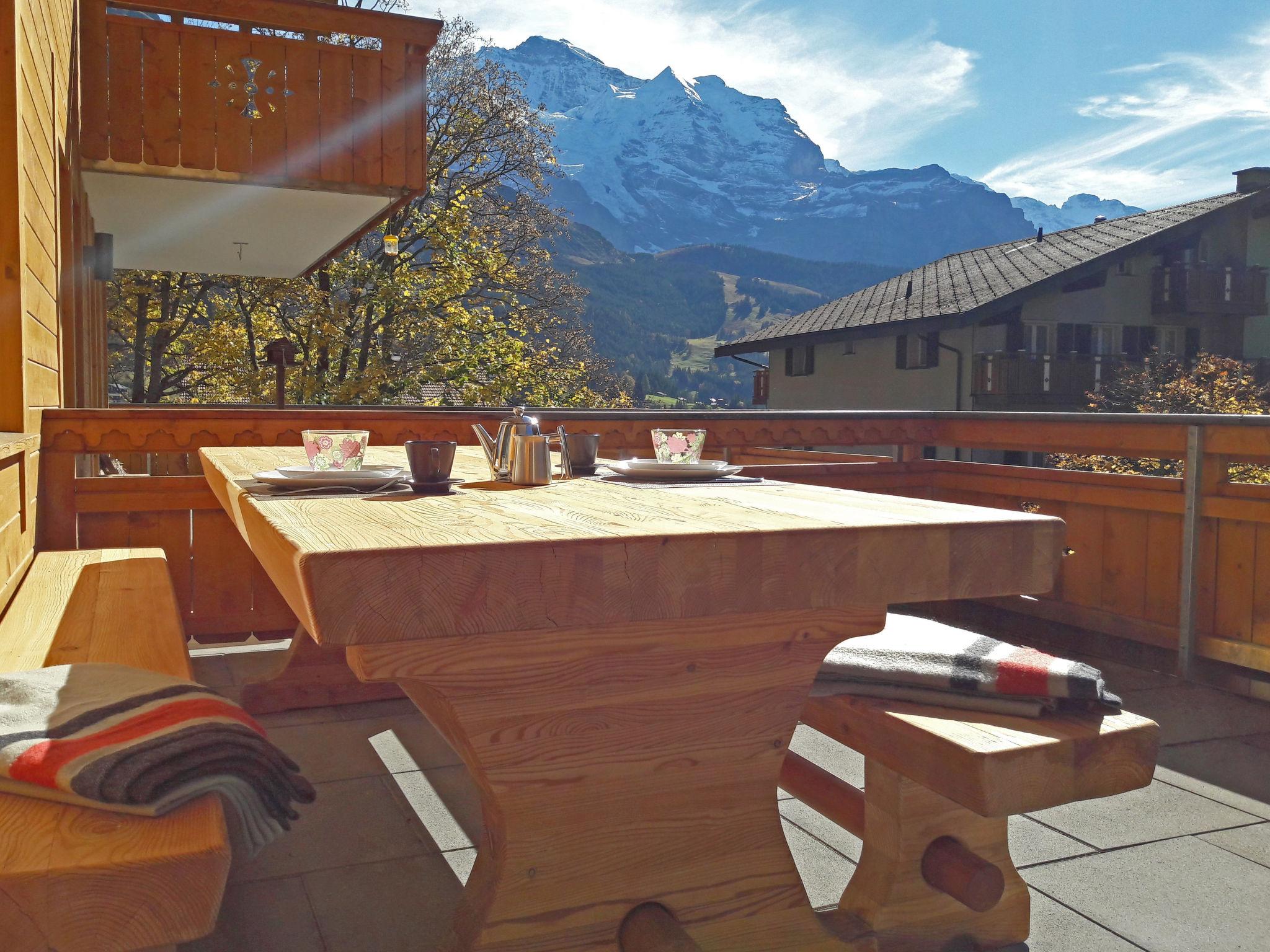 Foto 13 - Appartamento con 2 camere da letto a Lauterbrunnen con terrazza e vista sulle montagne