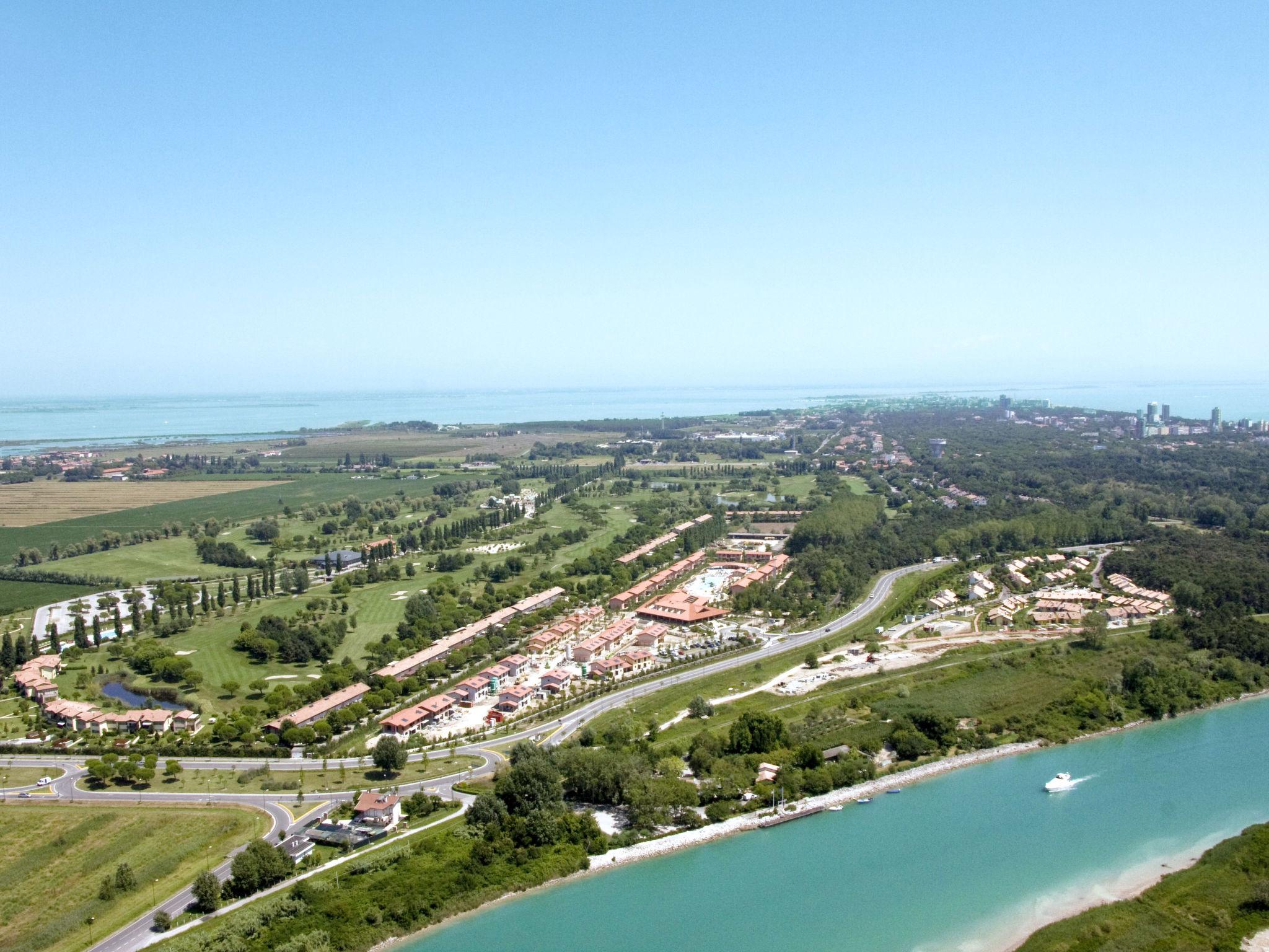 Photo 46 - Maison de 2 chambres à Lignano Sabbiadoro avec piscine et vues à la mer