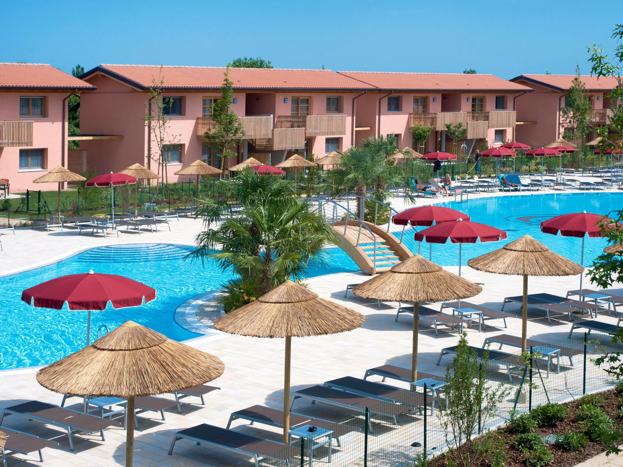 Photo 1 - Maison de 2 chambres à Lignano Sabbiadoro avec piscine et vues à la mer