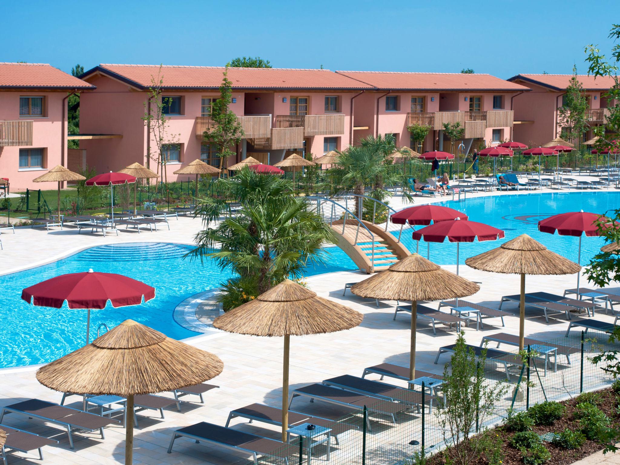 Foto 1 - Appartamento con 2 camere da letto a Lignano Sabbiadoro con piscina e vista mare
