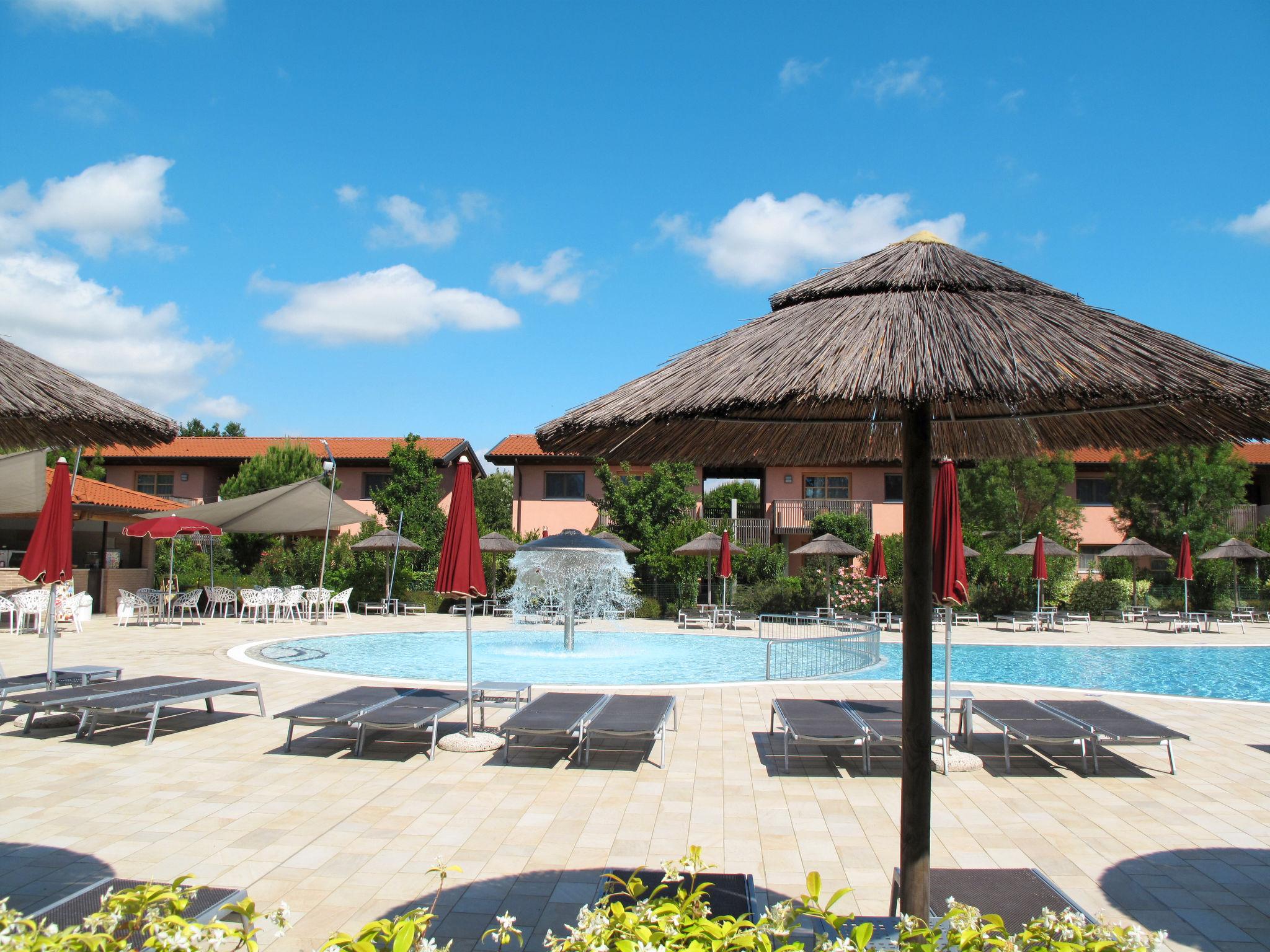 Foto 40 - Casa de 3 habitaciones en Lignano Sabbiadoro con piscina y jardín