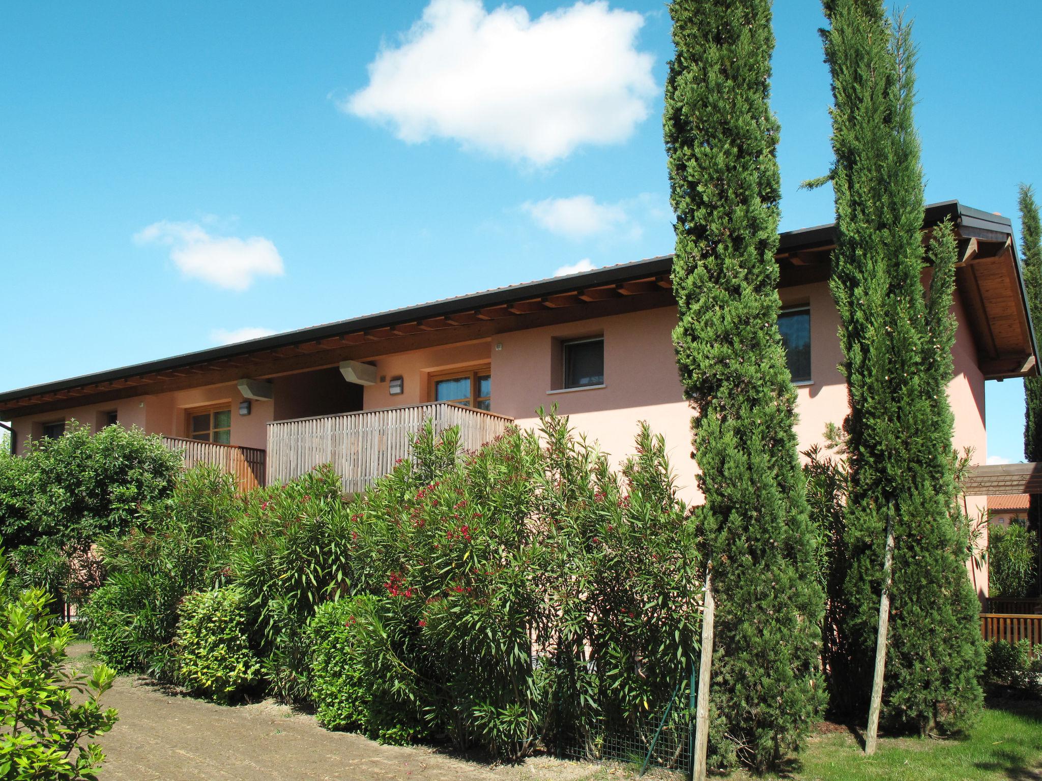 Foto 2 - Appartamento con 2 camere da letto a Lignano Sabbiadoro con piscina e vista mare