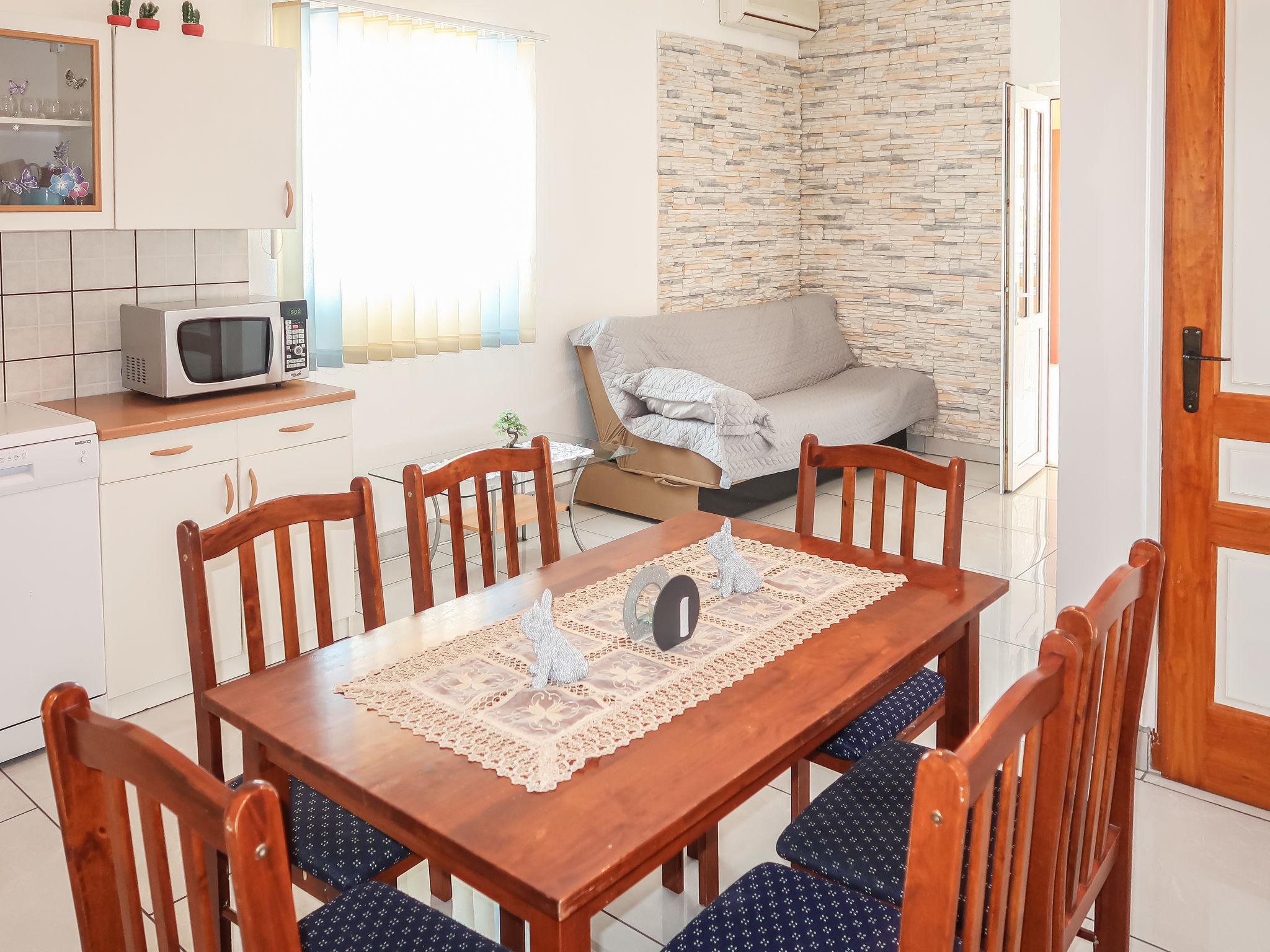 Photo 6 - 4 bedroom Apartment in Karlobag with swimming pool and garden