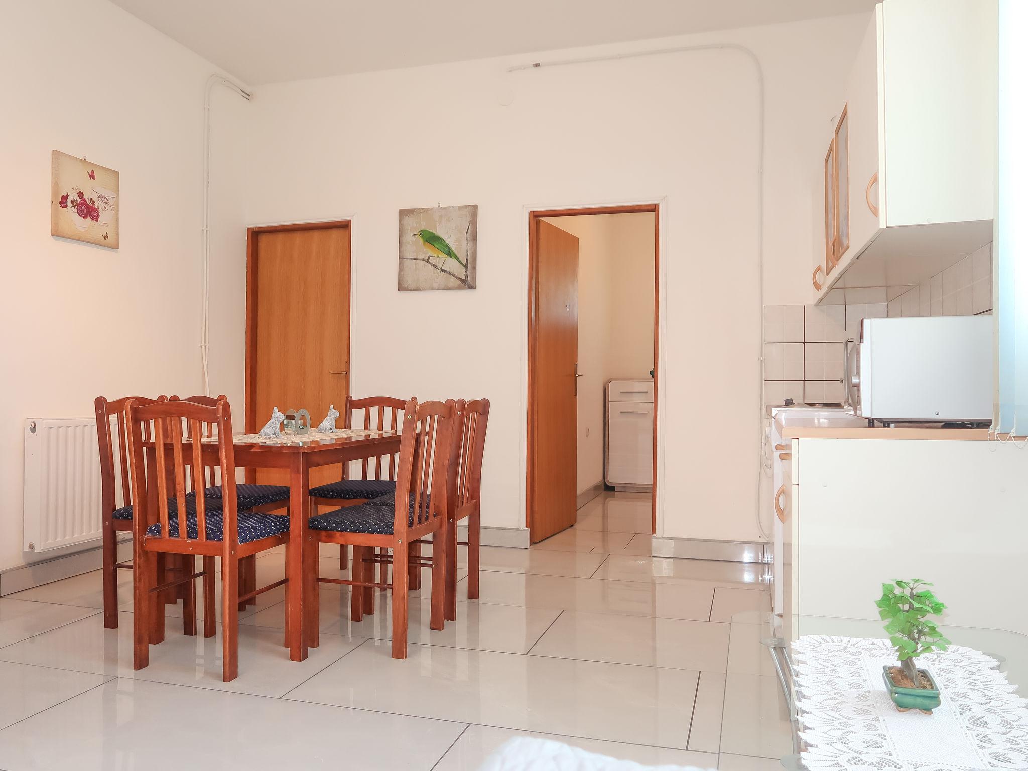 Photo 8 - 4 bedroom Apartment in Karlobag with swimming pool and garden