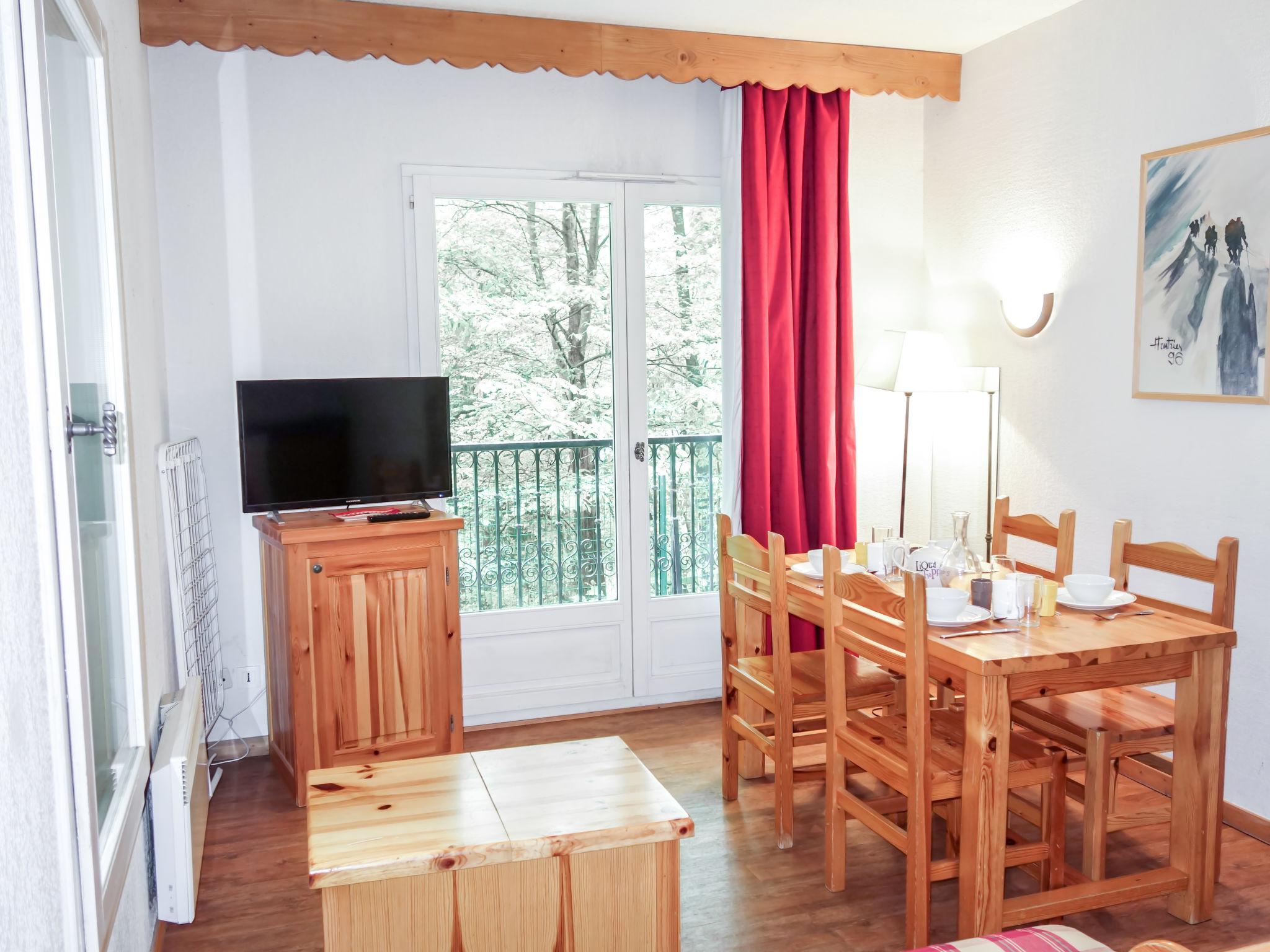 Foto 2 - Apartamento de 2 habitaciones en Saint-Gervais-les-Bains con piscina y vistas a la montaña