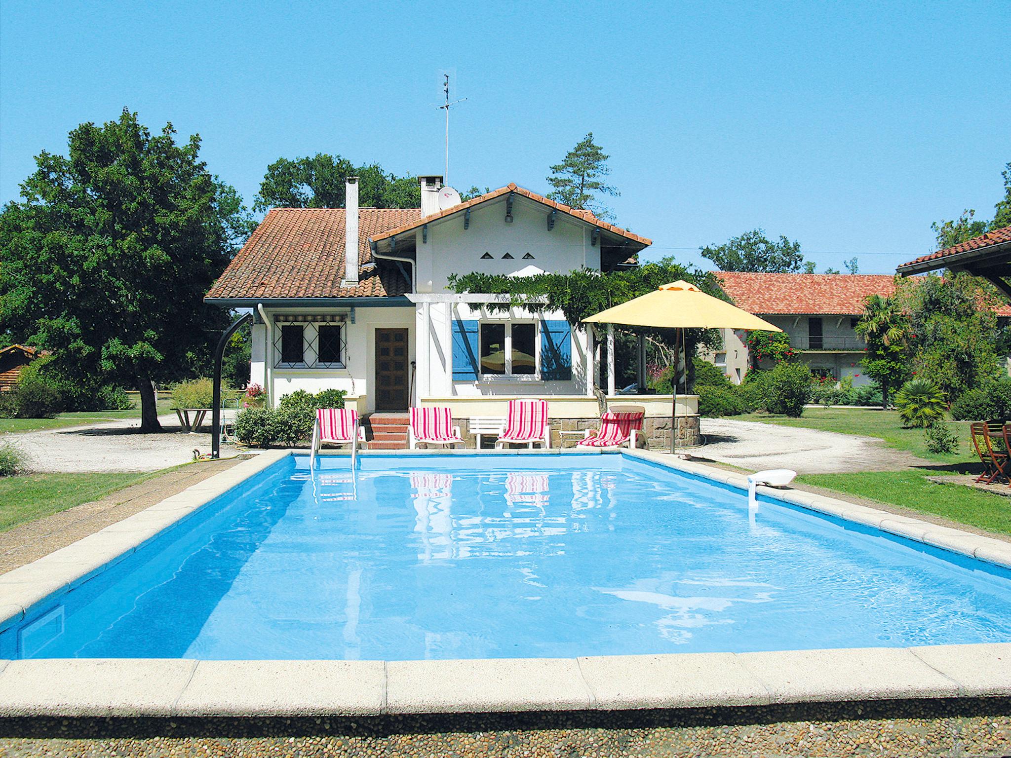 Foto 1 - Casa de 5 habitaciones en Saint-Julien-en-Born con piscina privada y terraza